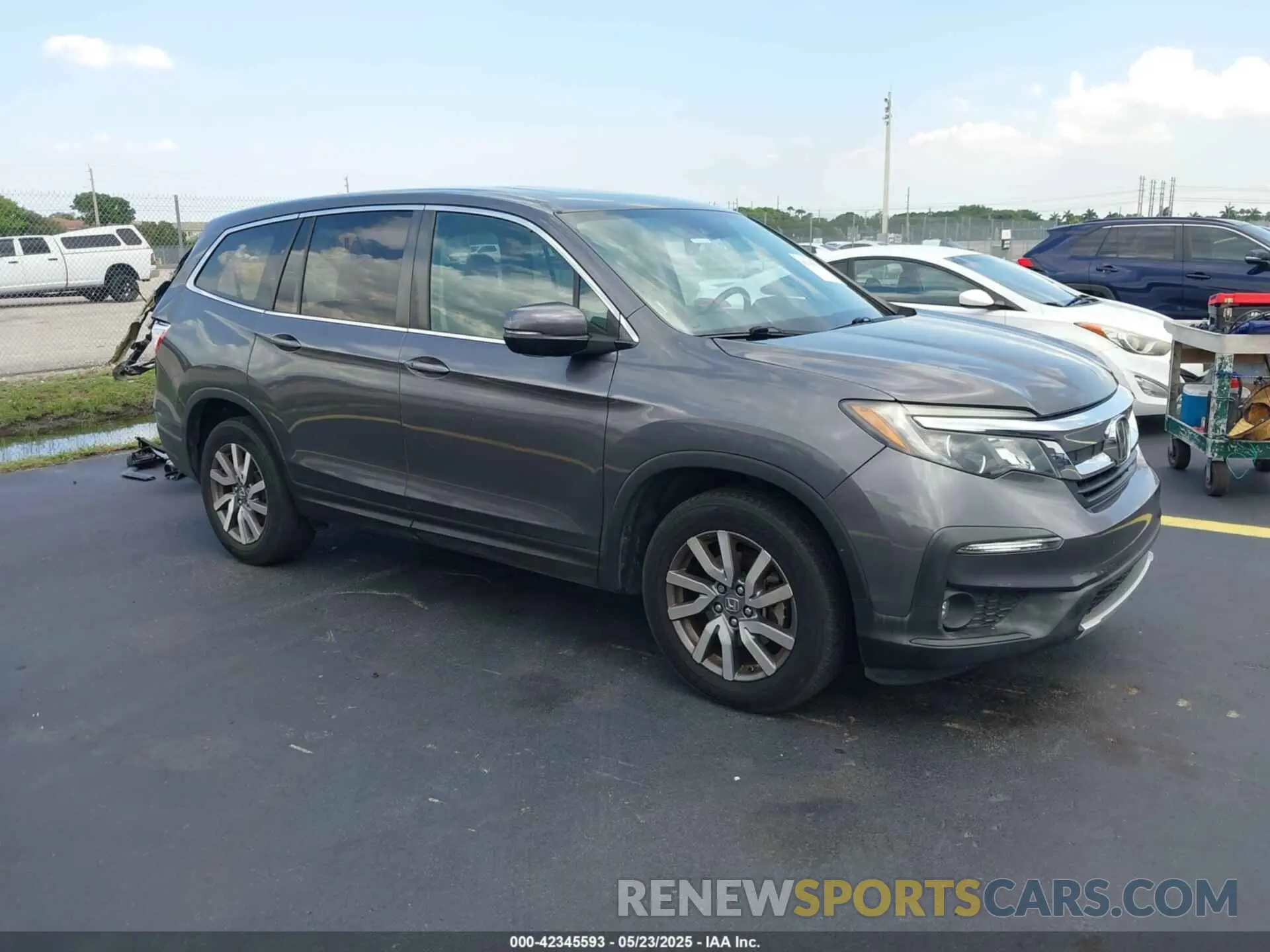 1 Photograph of a damaged car 5FNYF5H54KB013384 HONDA PILOT 2019