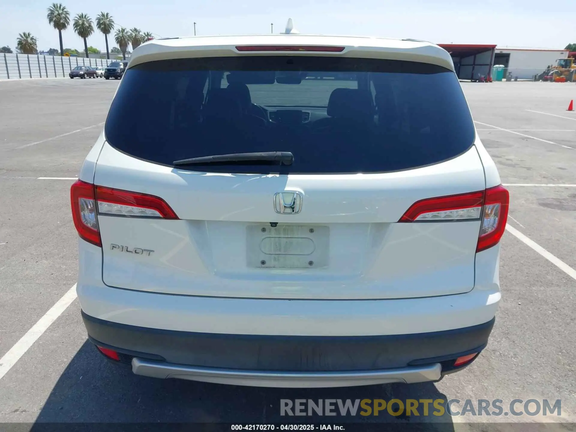 17 Photograph of a damaged car 5FNYF5H54KB018519 HONDA PILOT 2019