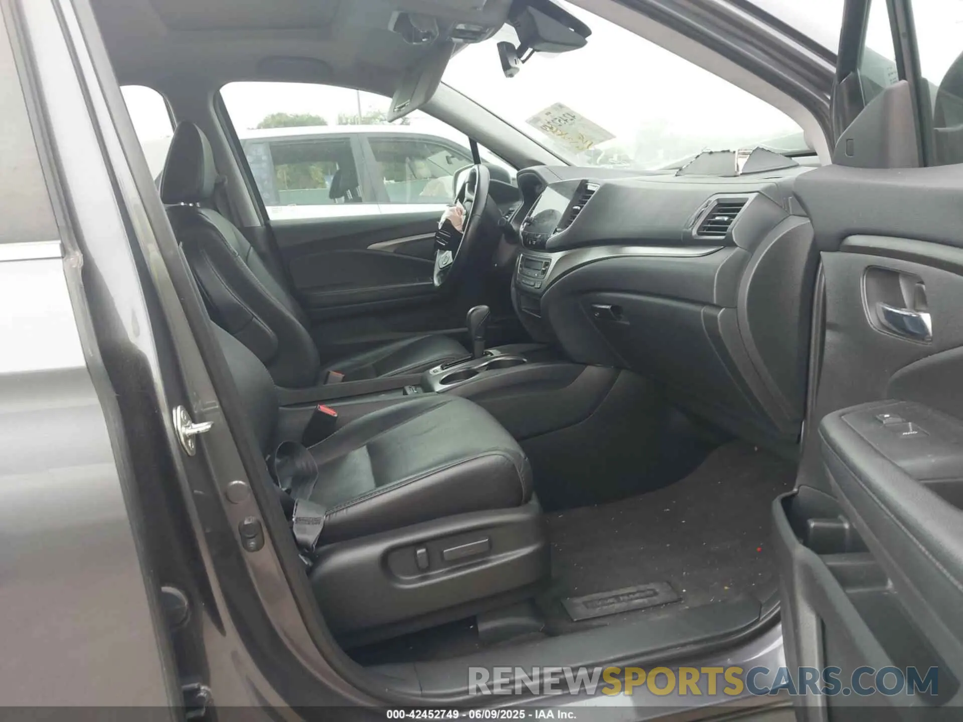 5 Photograph of a damaged car 5FNYF5H55KB027813 HONDA PILOT 2019