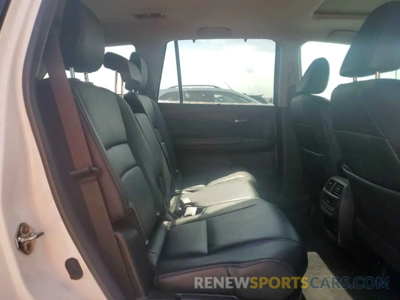 11 Photograph of a damaged car 5FNYF5H58KB020127 HONDA PILOT 2019