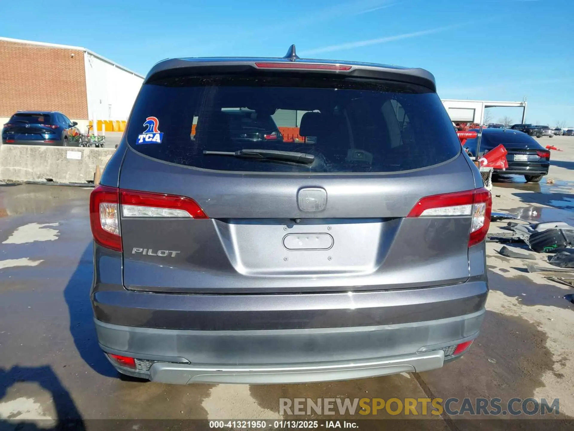 17 Photograph of a damaged car 5FNYF5H59KB028348 HONDA PILOT 2019