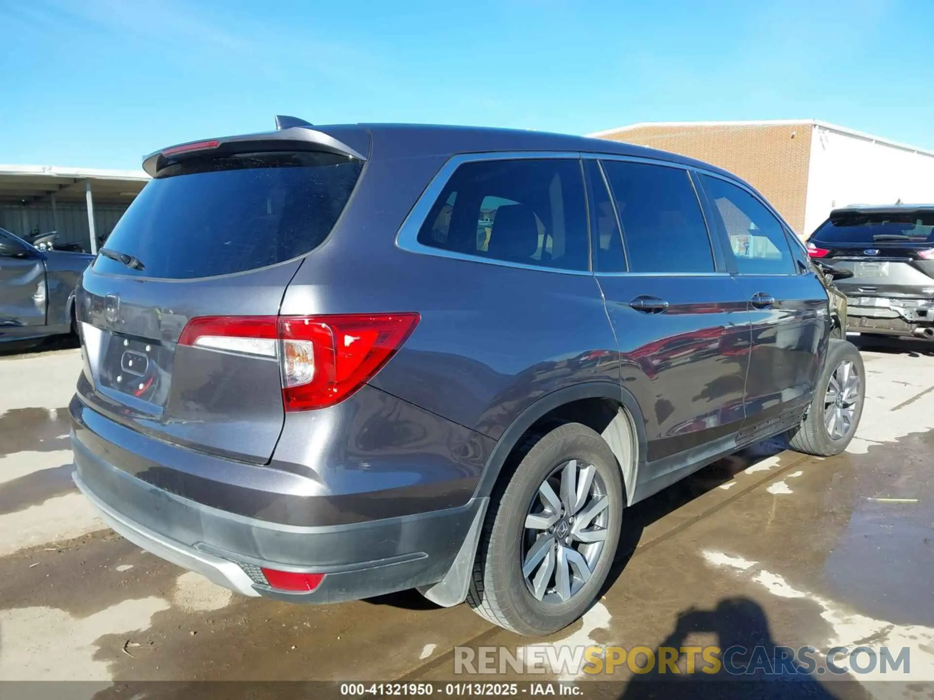 4 Photograph of a damaged car 5FNYF5H59KB028348 HONDA PILOT 2019