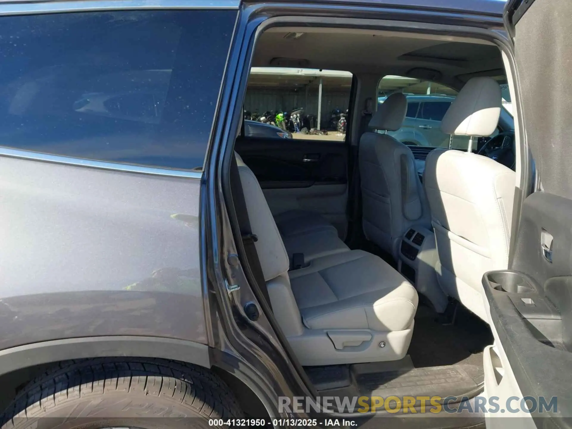 8 Photograph of a damaged car 5FNYF5H59KB028348 HONDA PILOT 2019