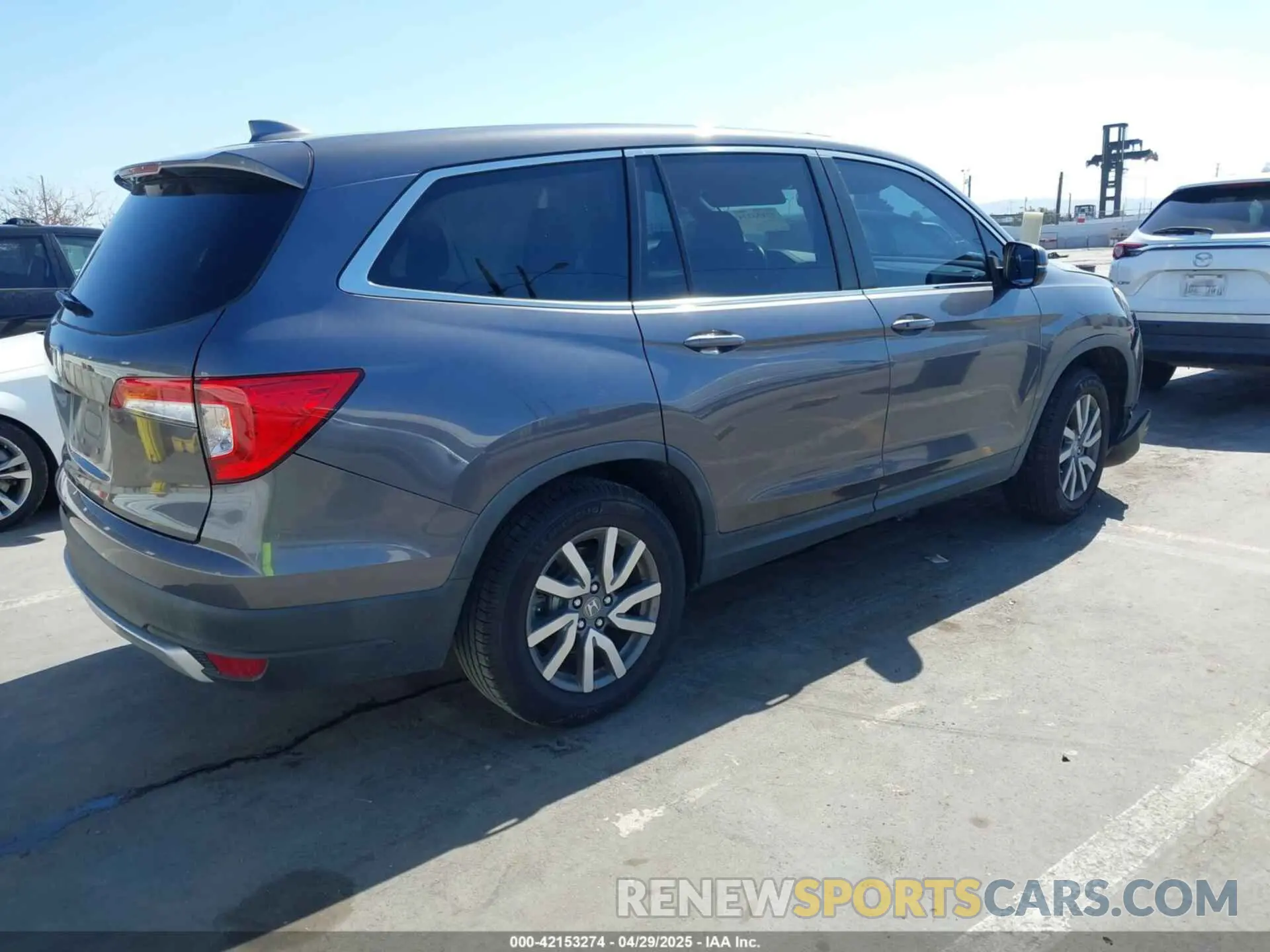 4 Photograph of a damaged car 5FNYF5H5XKB025457 HONDA PILOT 2019