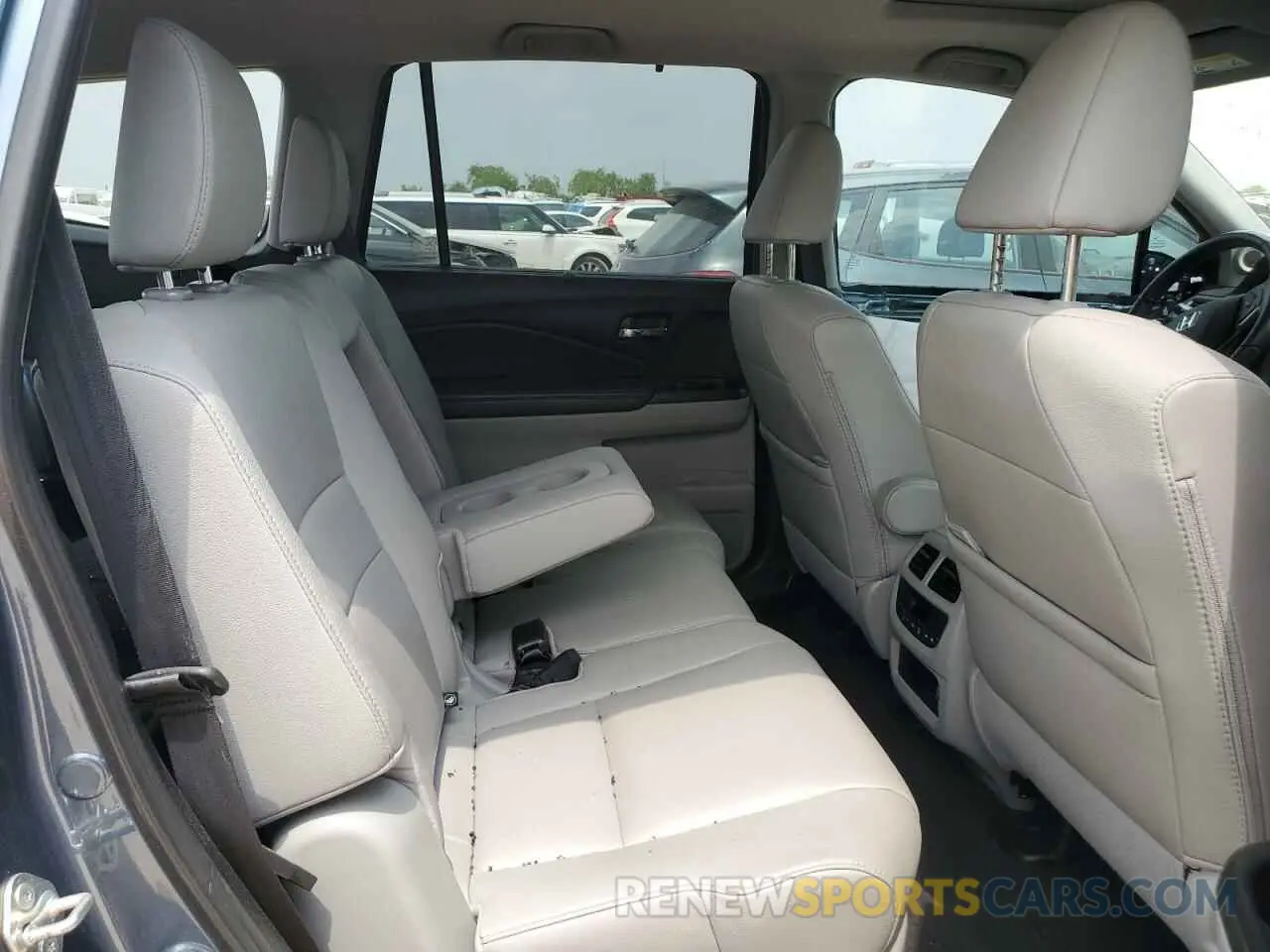 10 Photograph of a damaged car 5FNYF5H5XKB043683 HONDA PILOT 2019