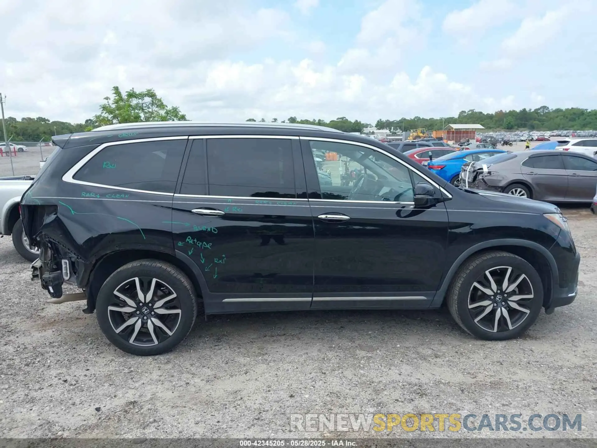 13 Photograph of a damaged car 5FNYF5H63KB010081 HONDA PILOT 2019