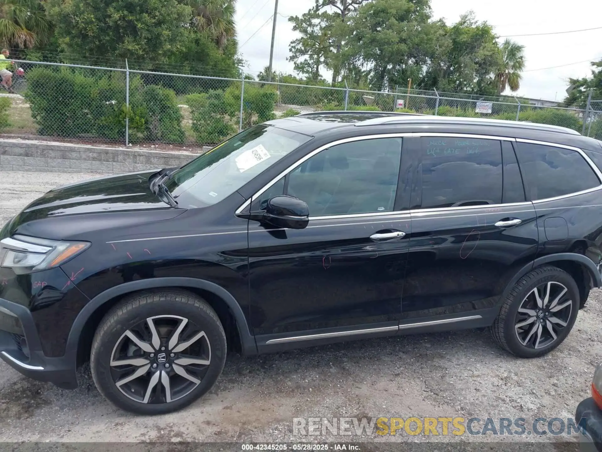 14 Photograph of a damaged car 5FNYF5H63KB010081 HONDA PILOT 2019
