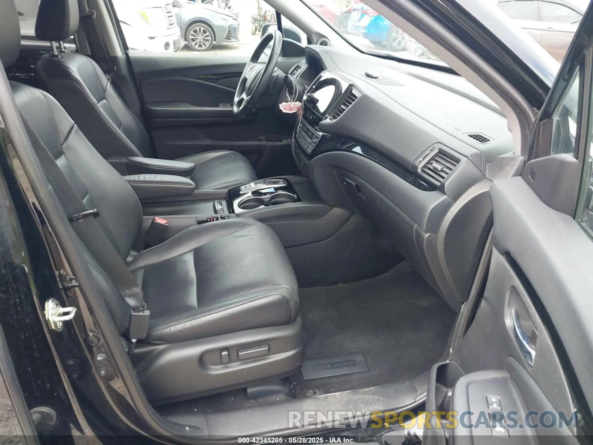 5 Photograph of a damaged car 5FNYF5H63KB010081 HONDA PILOT 2019
