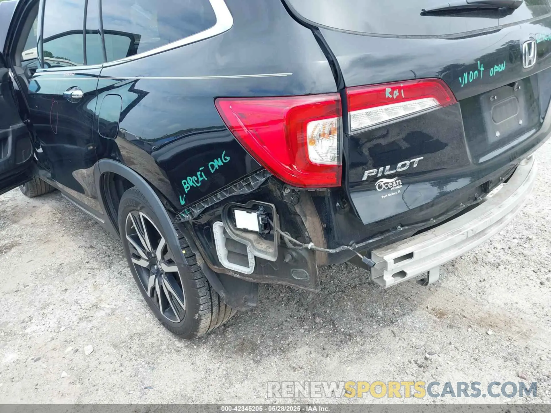 6 Photograph of a damaged car 5FNYF5H63KB010081 HONDA PILOT 2019