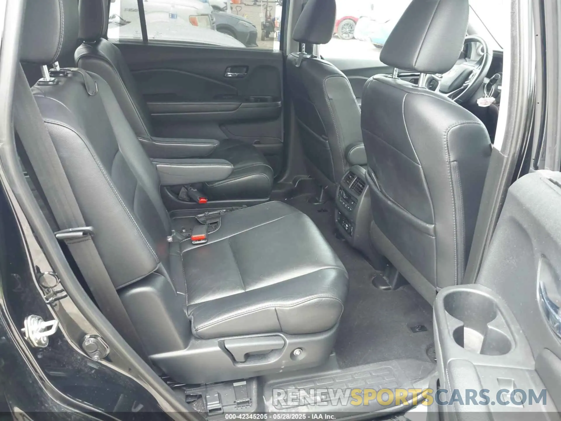 8 Photograph of a damaged car 5FNYF5H63KB010081 HONDA PILOT 2019