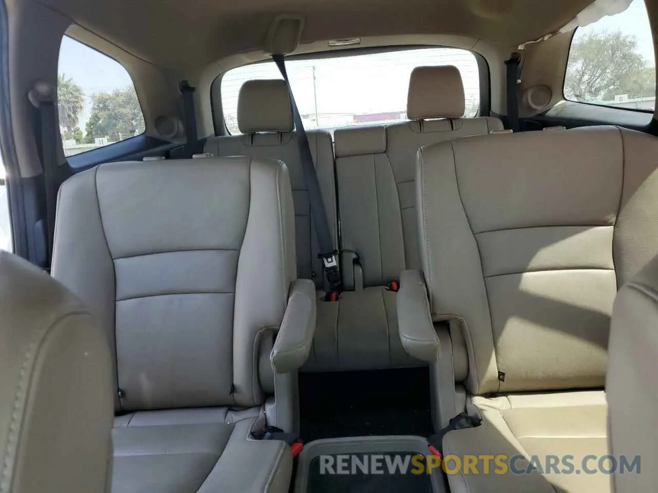 10 Photograph of a damaged car 5FNYF5H67KB011573 HONDA PILOT 2019
