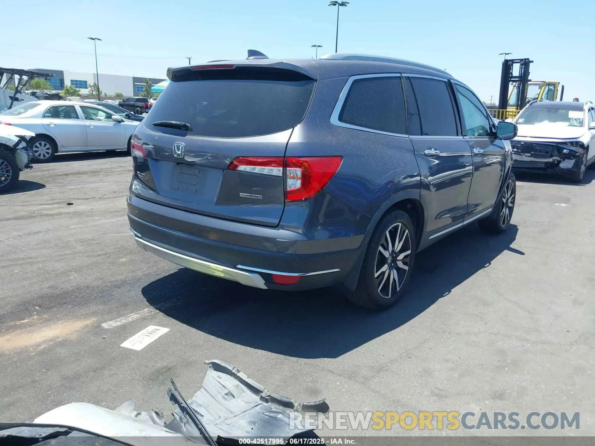 4 Photograph of a damaged car 5FNYF5H68KB002509 HONDA PILOT 2019