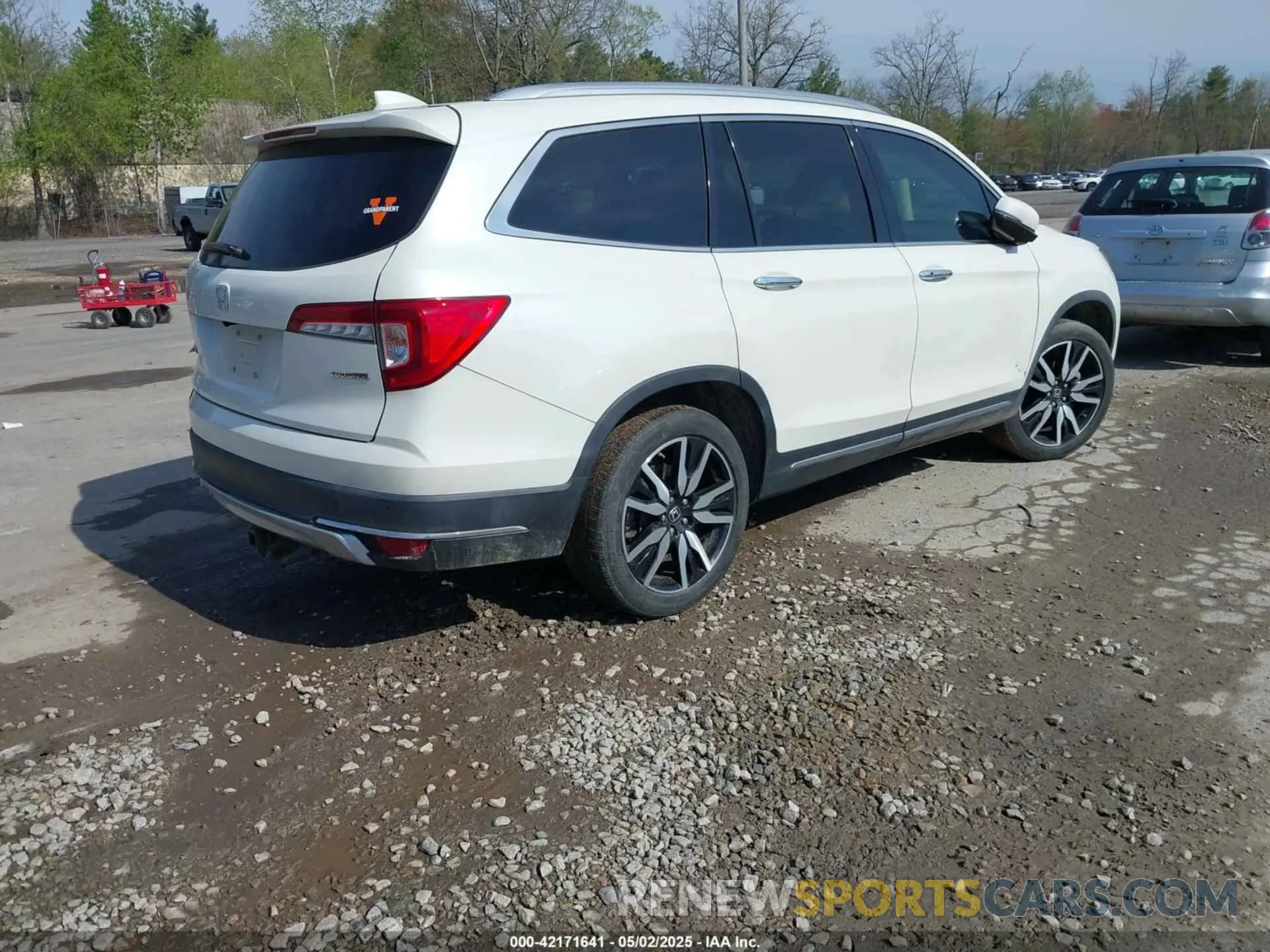 4 Photograph of a damaged car 5FNYF5H90KB005916 HONDA PILOT 2019