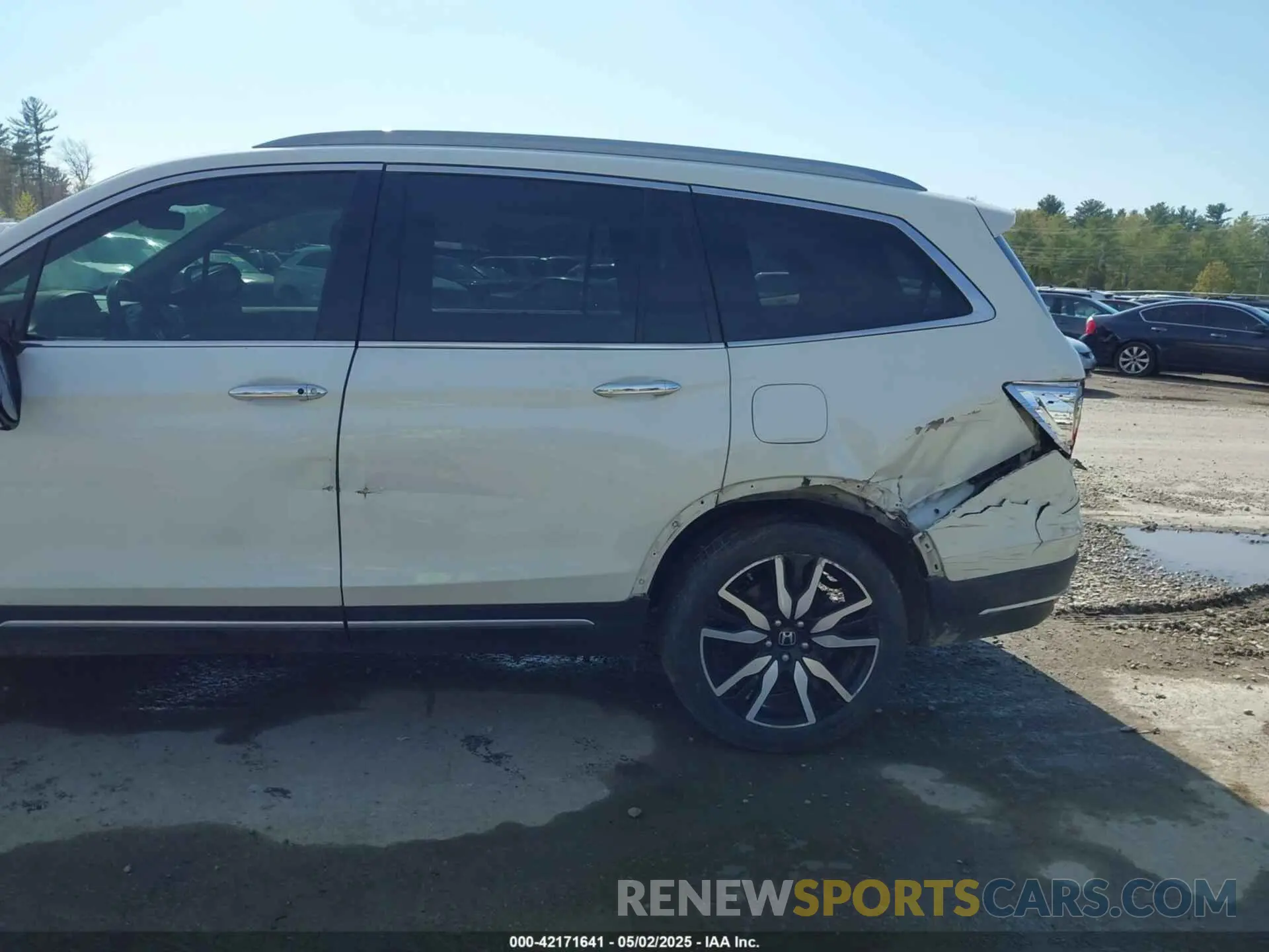 6 Photograph of a damaged car 5FNYF5H90KB005916 HONDA PILOT 2019