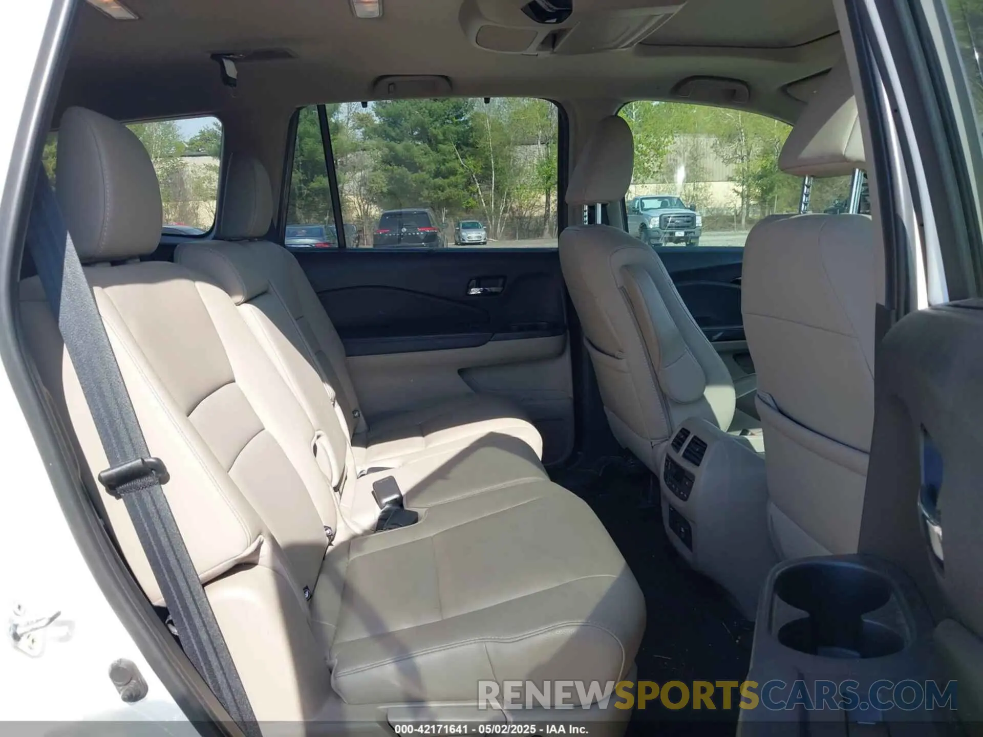 8 Photograph of a damaged car 5FNYF5H90KB005916 HONDA PILOT 2019