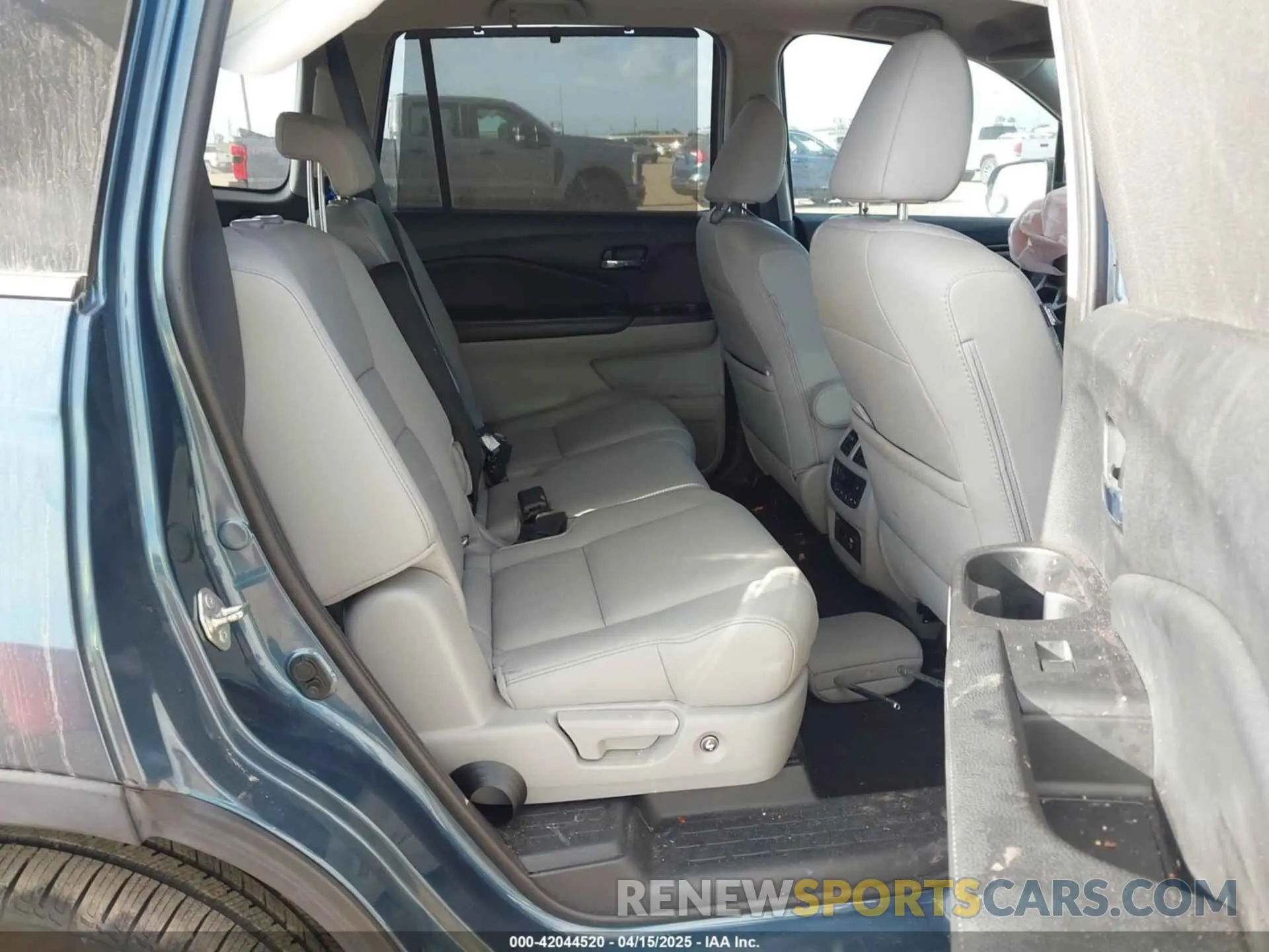 8 Photograph of a damaged car 5FNYF5H94KB025781 HONDA PILOT 2019
