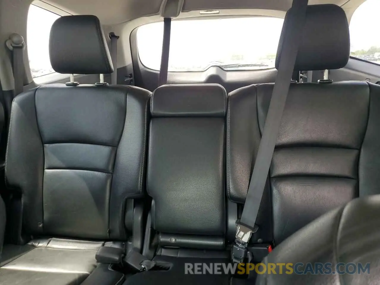 10 Photograph of a damaged car 5FNYF5H94KB029572 HONDA PILOT 2019