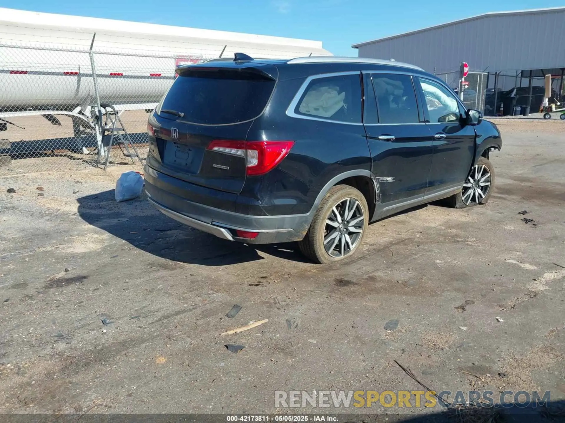 4 Photograph of a damaged car 5FNYF5H95KB019150 HONDA PILOT 2019