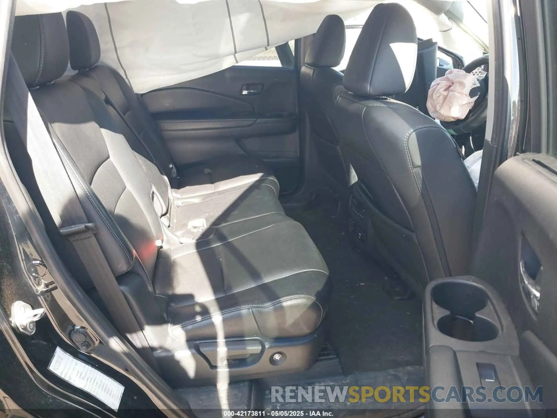 8 Photograph of a damaged car 5FNYF5H95KB019150 HONDA PILOT 2019