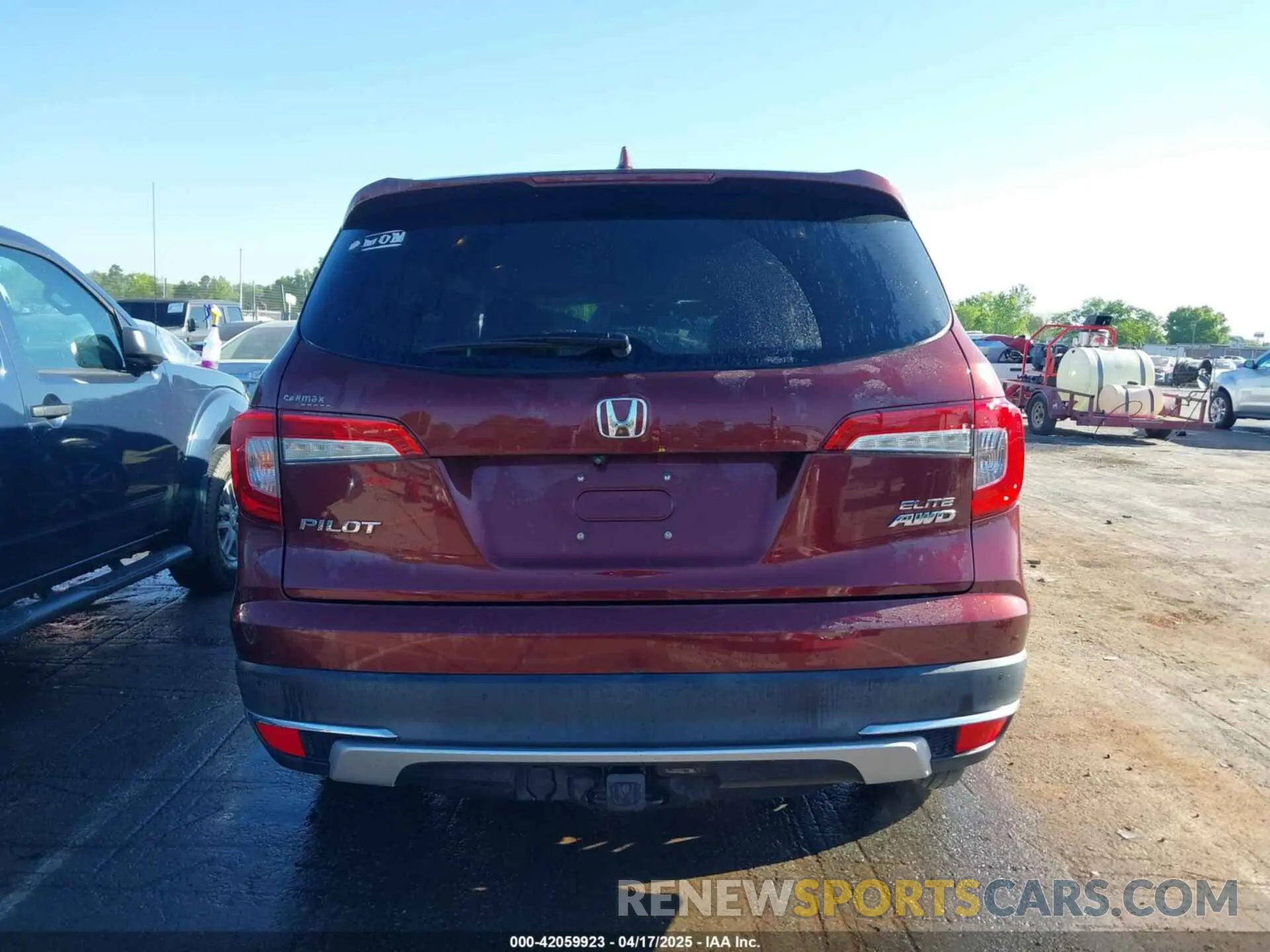 17 Photograph of a damaged car 5FNYF6H00KB067307 HONDA PILOT 2019