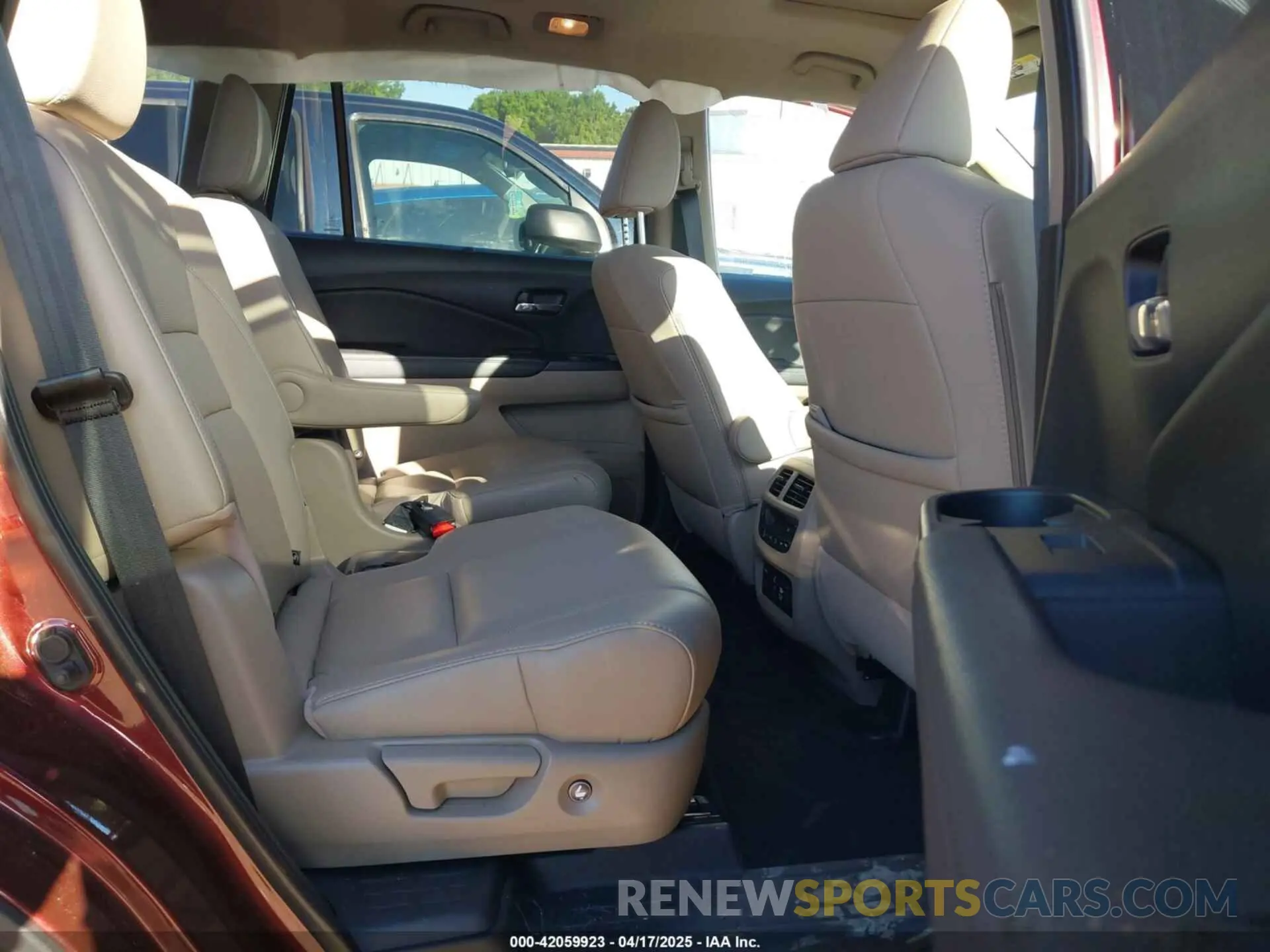 8 Photograph of a damaged car 5FNYF6H00KB067307 HONDA PILOT 2019