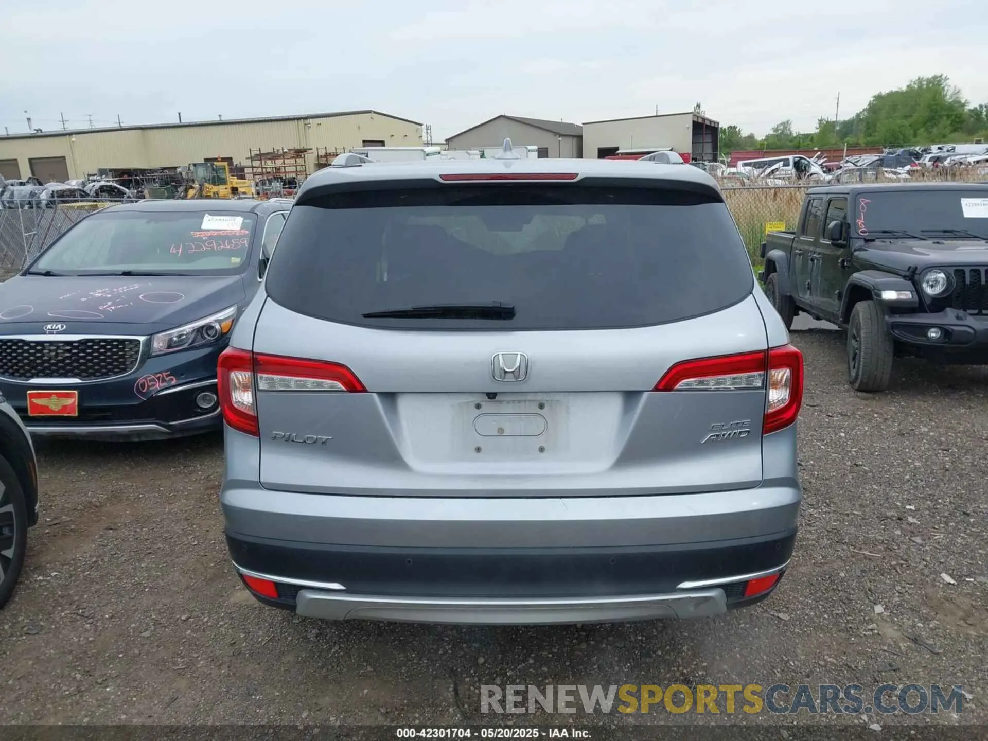 17 Photograph of a damaged car 5FNYF6H01KB000991 HONDA PILOT 2019
