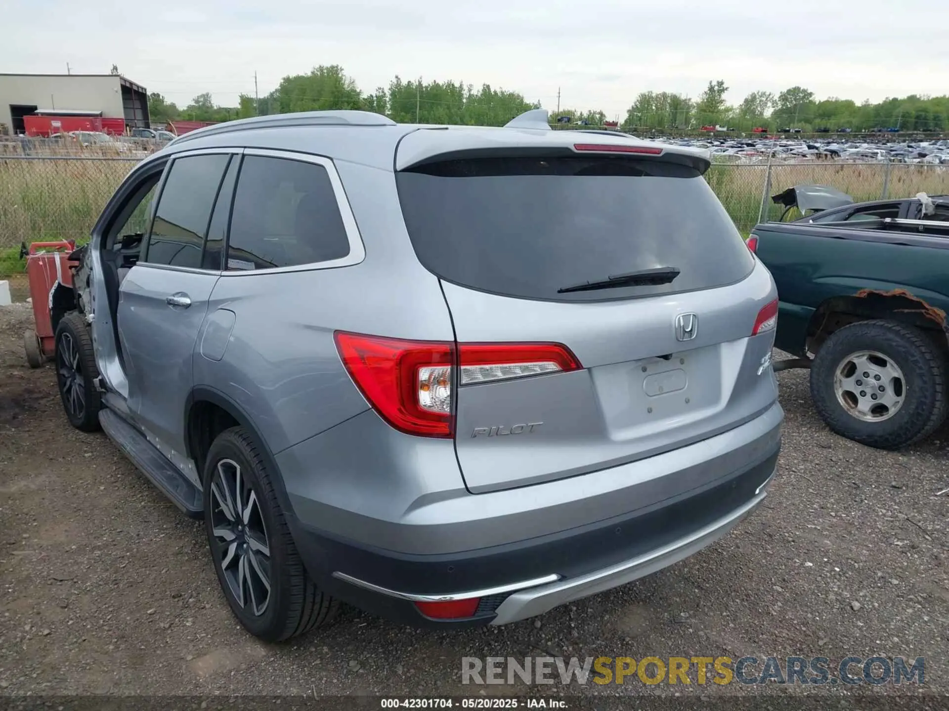 3 Photograph of a damaged car 5FNYF6H01KB000991 HONDA PILOT 2019