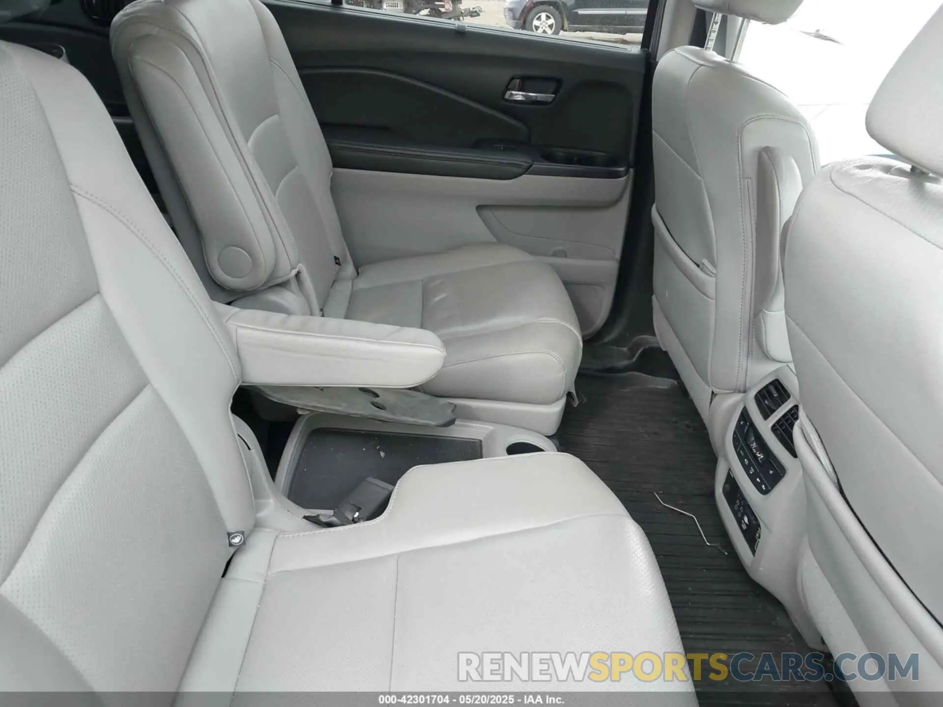 8 Photograph of a damaged car 5FNYF6H01KB000991 HONDA PILOT 2019