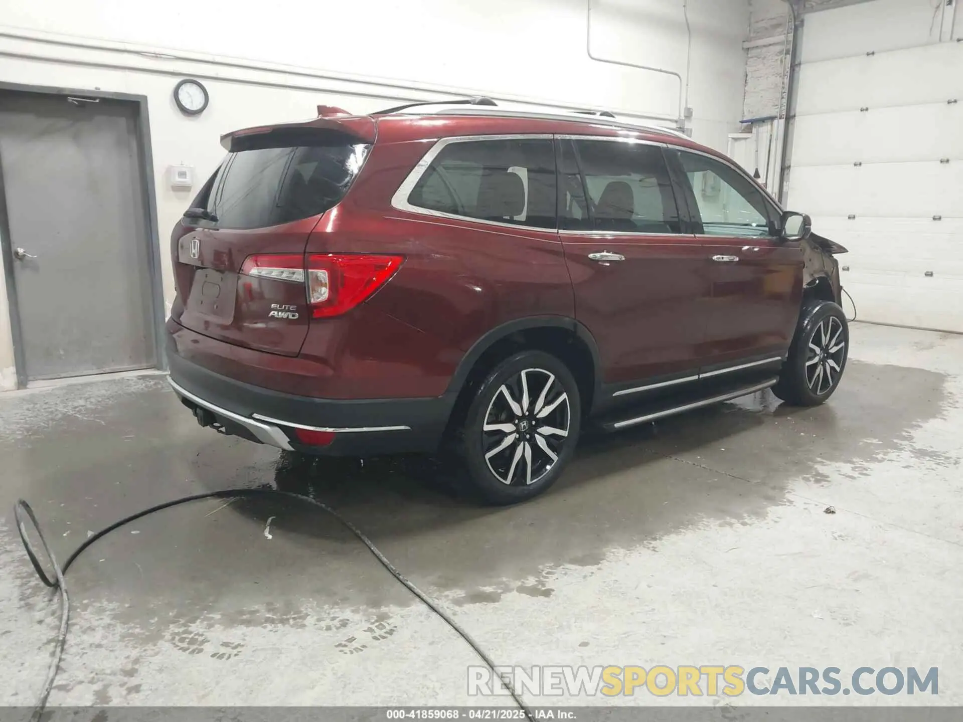 4 Photograph of a damaged car 5FNYF6H01KB028936 HONDA PILOT 2019