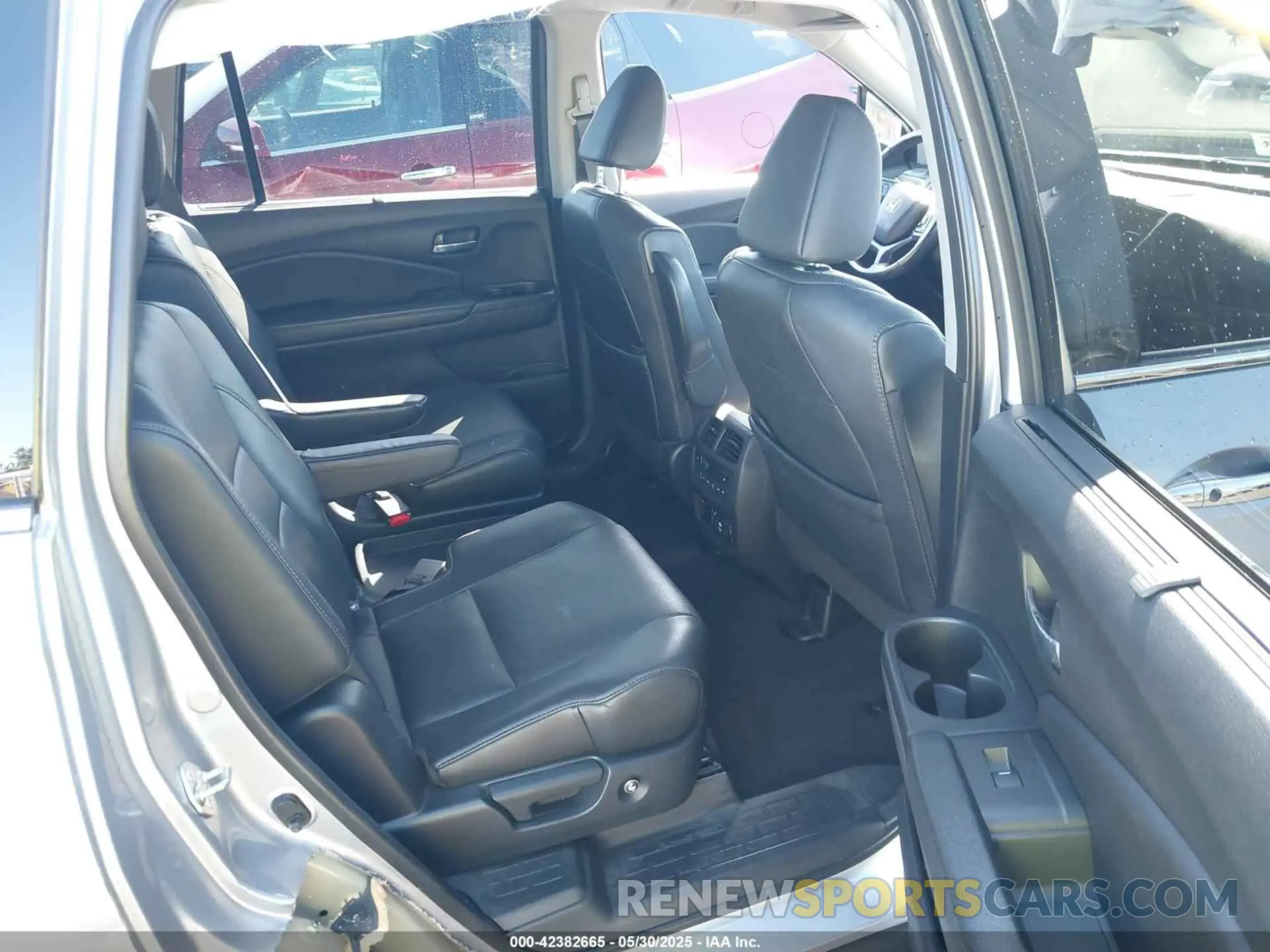8 Photograph of a damaged car 5FNYF6H06KB002686 HONDA PILOT 2019