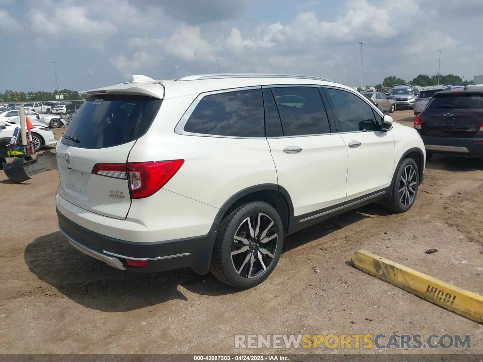 4 Photograph of a damaged car 5FNYF6H06KB026714 HONDA PILOT 2019
