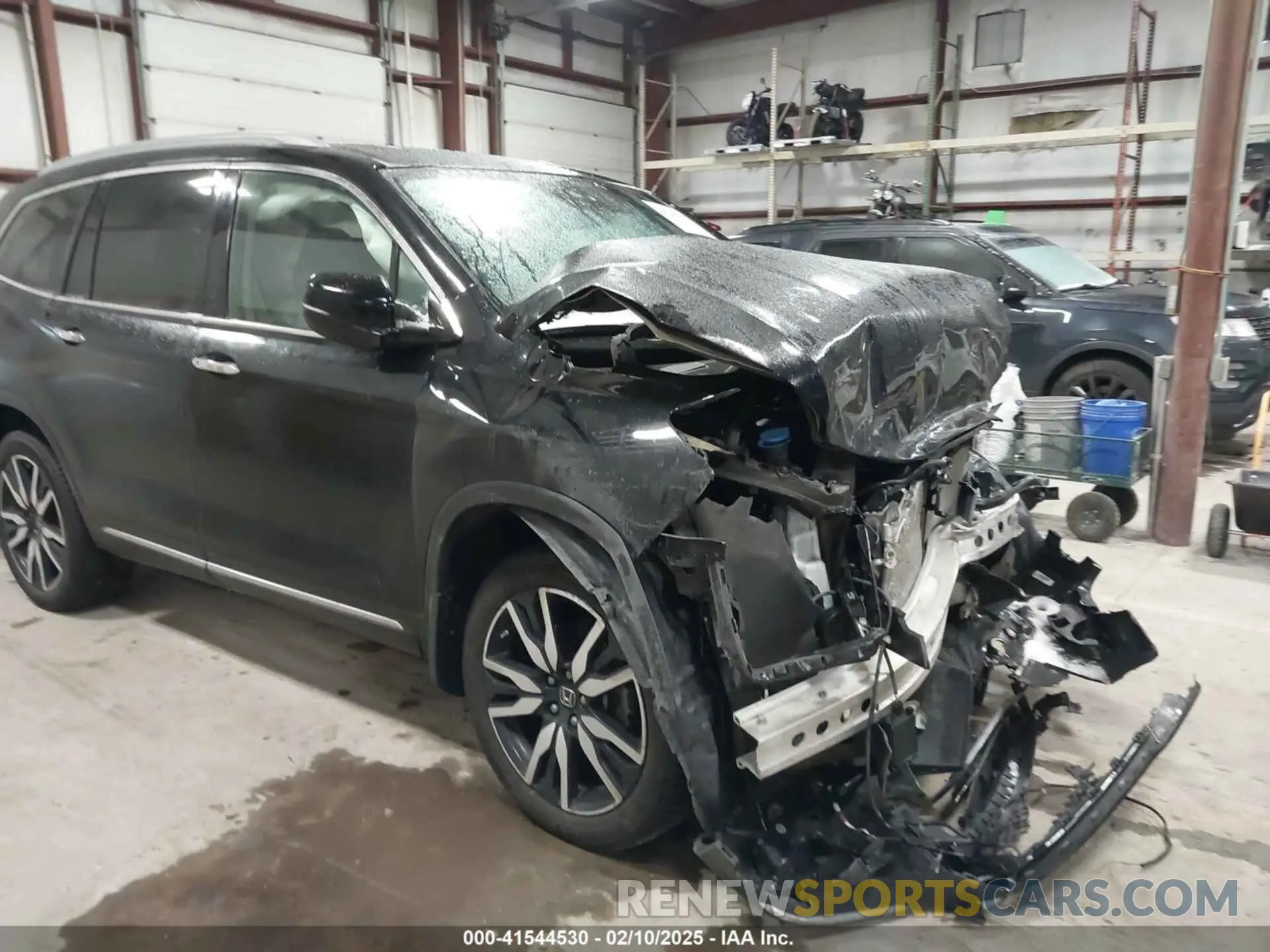 17 Photograph of a damaged car 5FNYF6H06KB040418 HONDA PILOT 2019