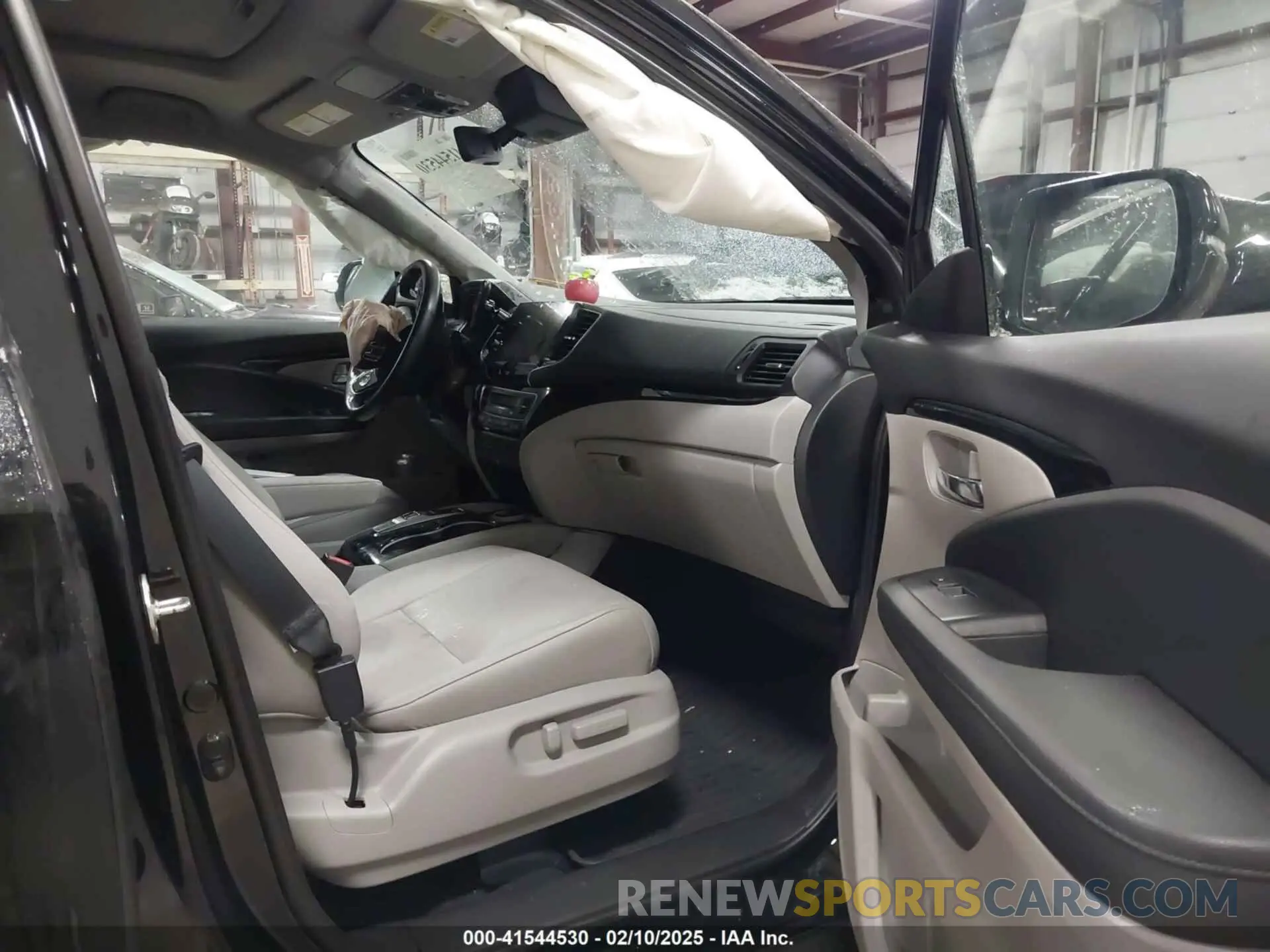 5 Photograph of a damaged car 5FNYF6H06KB040418 HONDA PILOT 2019