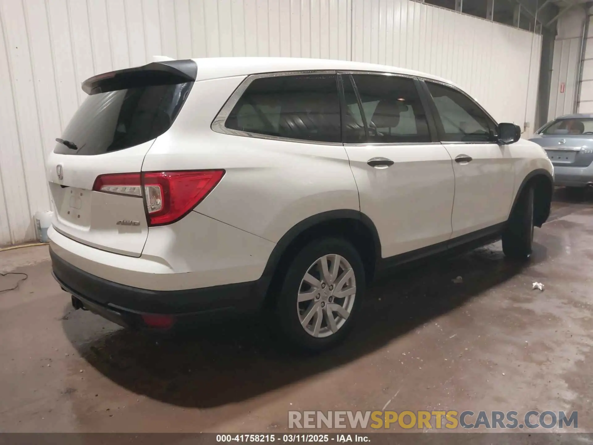 4 Photograph of a damaged car 5FNYF6H13KB086295 HONDA PILOT 2019