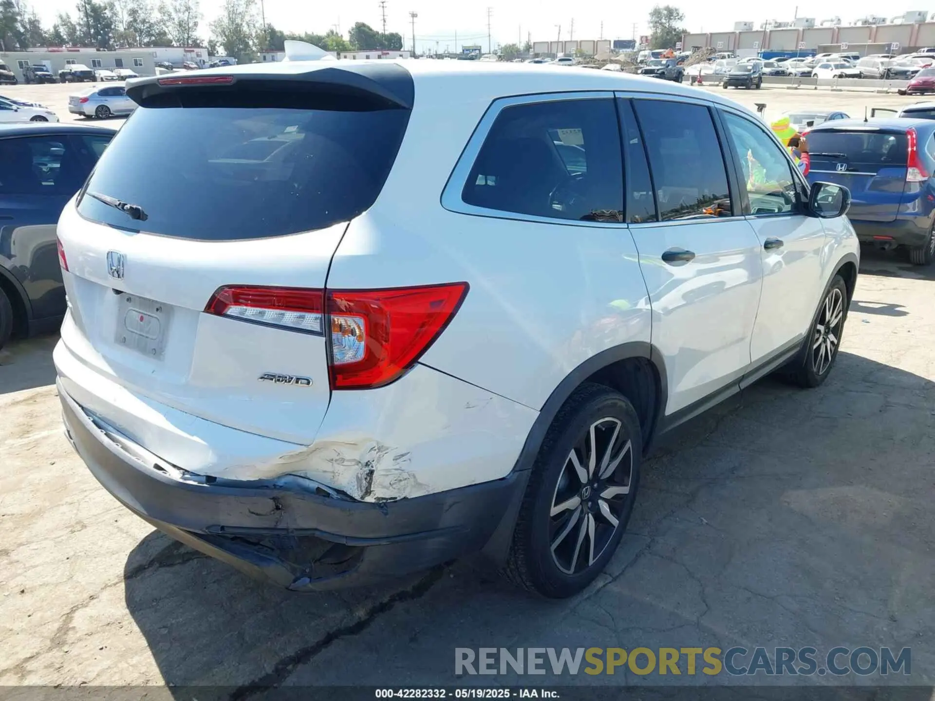 4 Photograph of a damaged car 5FNYF6H18KB062784 HONDA PILOT 2019