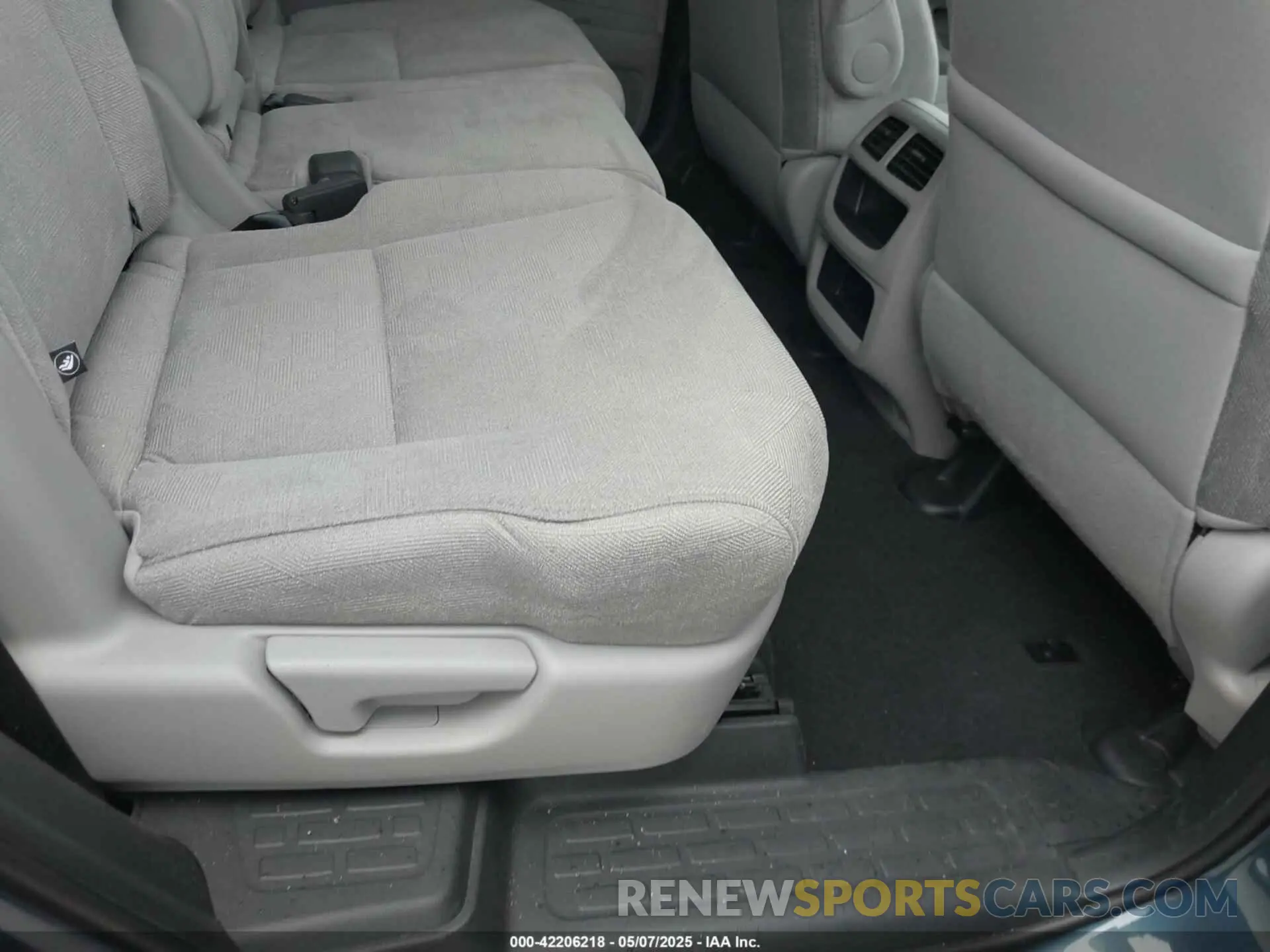 8 Photograph of a damaged car 5FNYF6H19KB082025 HONDA PILOT 2019