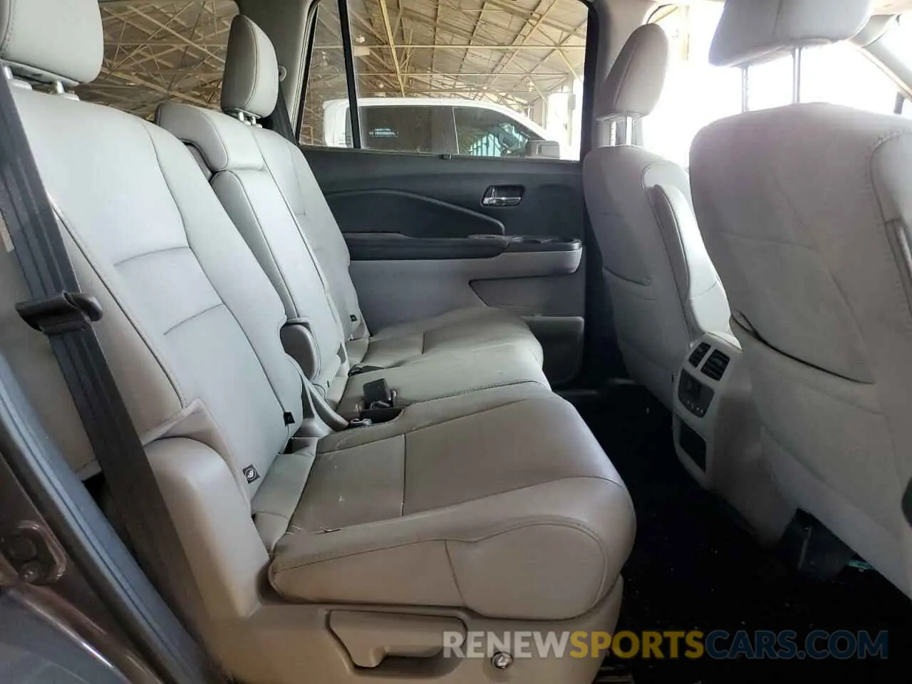 11 Photograph of a damaged car 5FNYF6H50KB058778 HONDA PILOT 2019