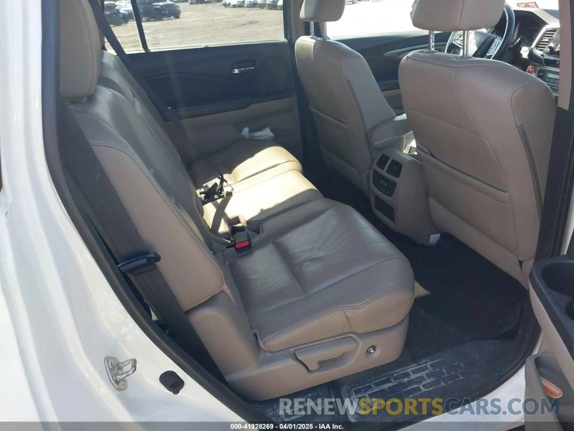 8 Photograph of a damaged car 5FNYF6H51KB052648 HONDA PILOT 2019