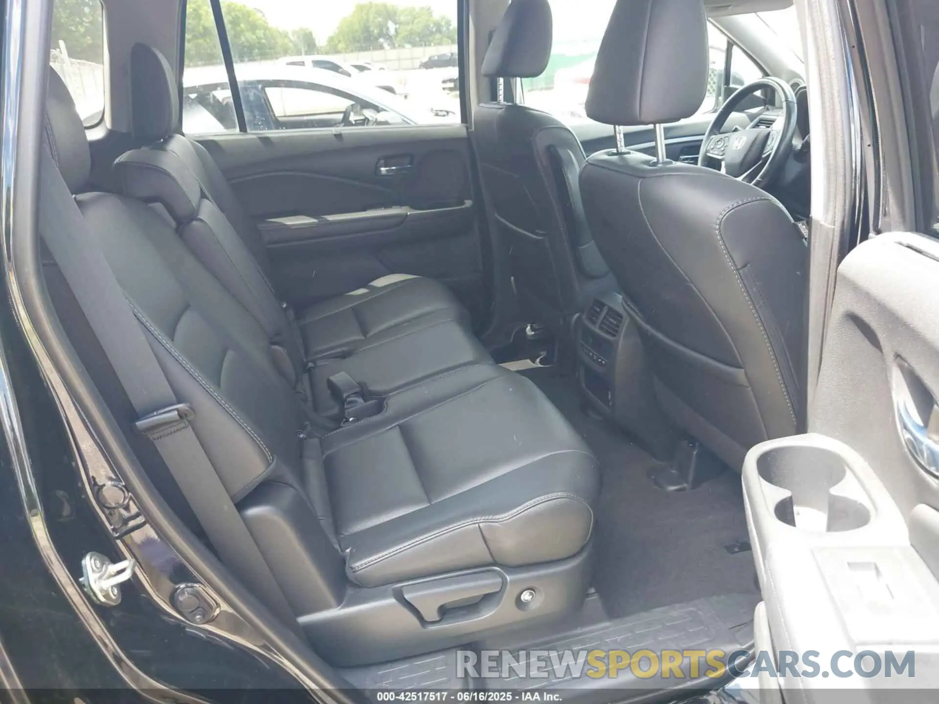 8 Photograph of a damaged car 5FNYF6H52KB067868 HONDA PILOT 2019