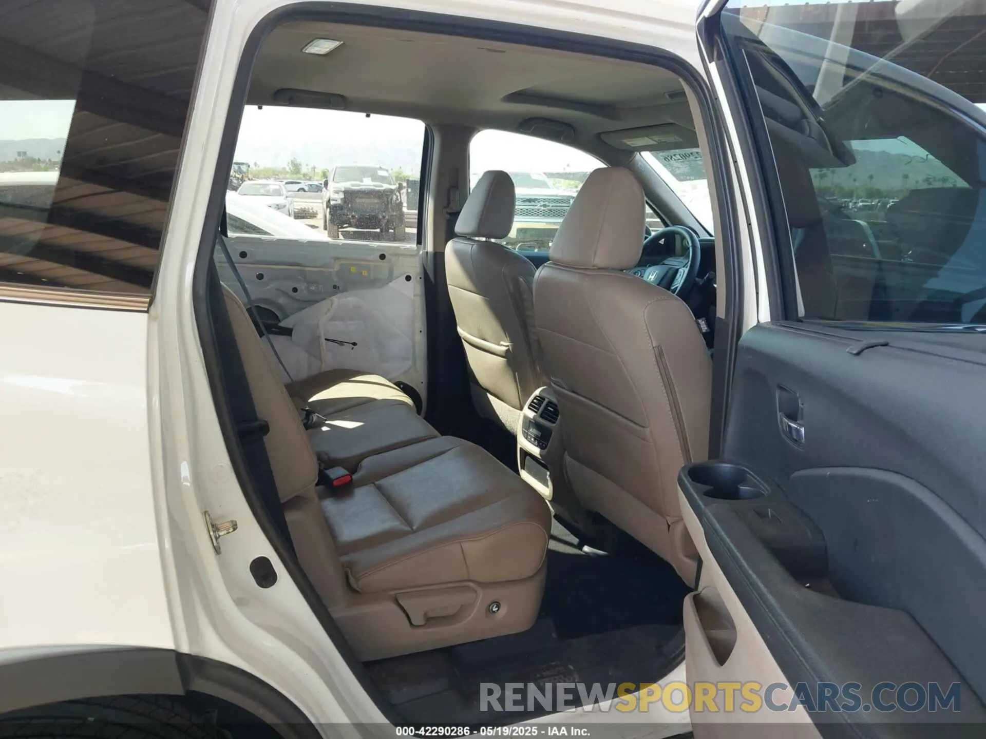 8 Photograph of a damaged car 5FNYF6H52KB083410 HONDA PILOT 2019