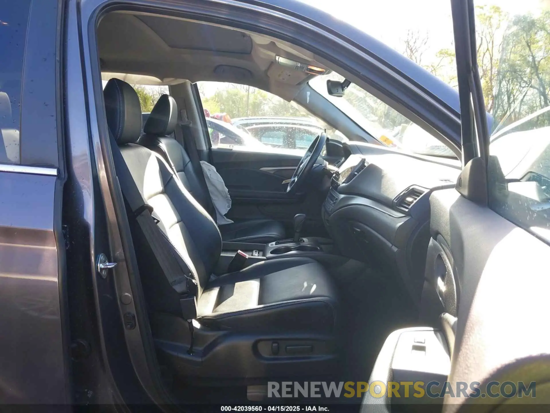 5 Photograph of a damaged car 5FNYF6H54KB038176 HONDA PILOT 2019