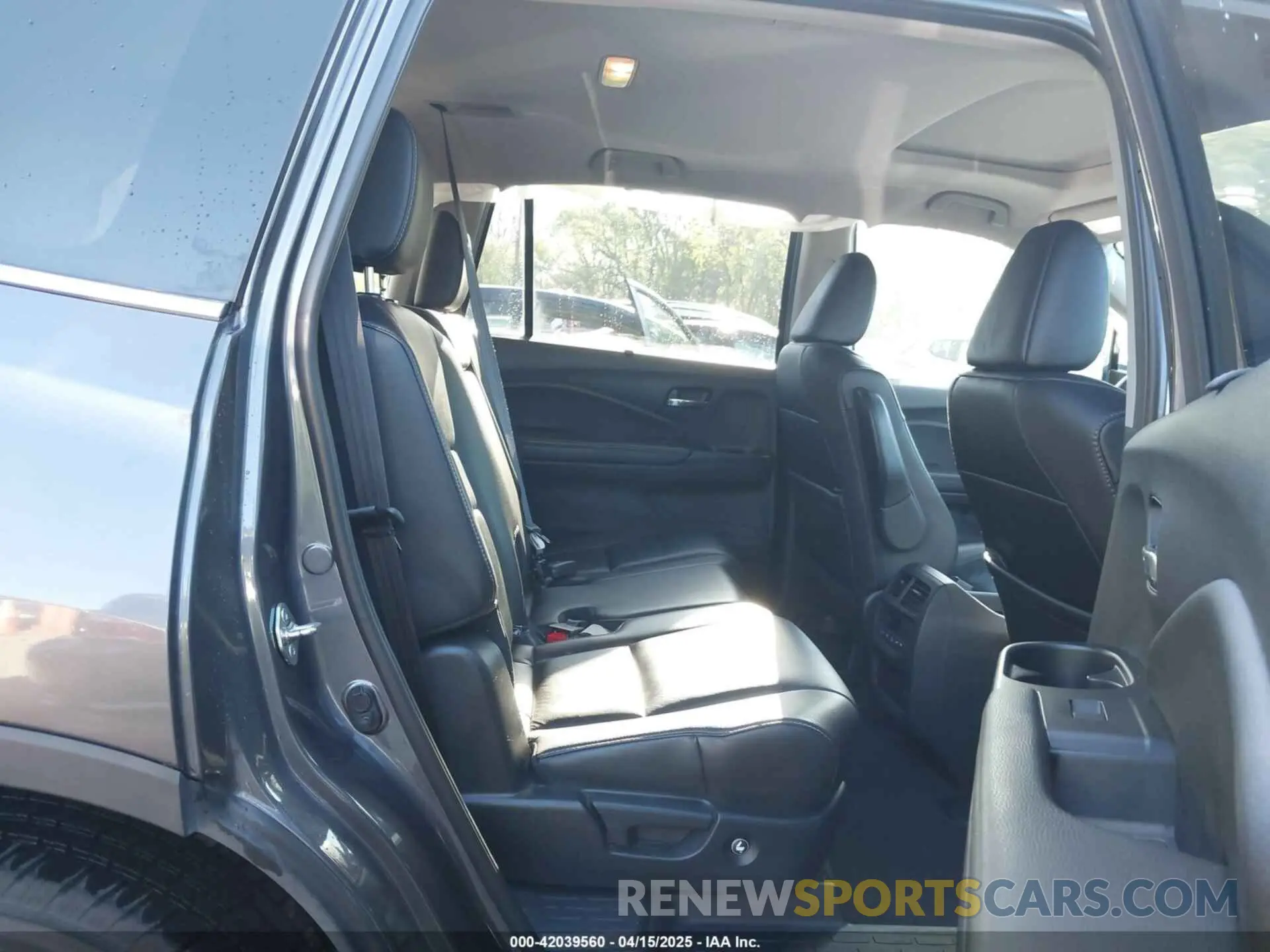 8 Photograph of a damaged car 5FNYF6H54KB038176 HONDA PILOT 2019