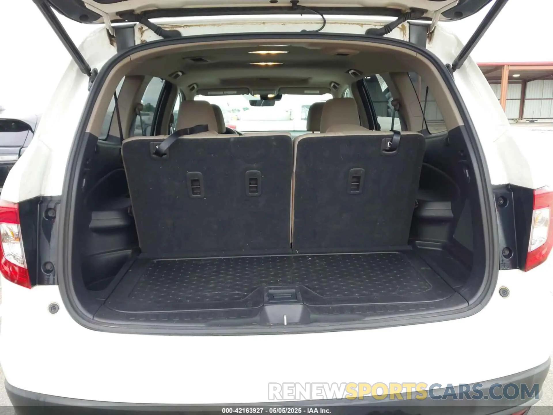 17 Photograph of a damaged car 5FNYF6H54KB054278 HONDA PILOT 2019