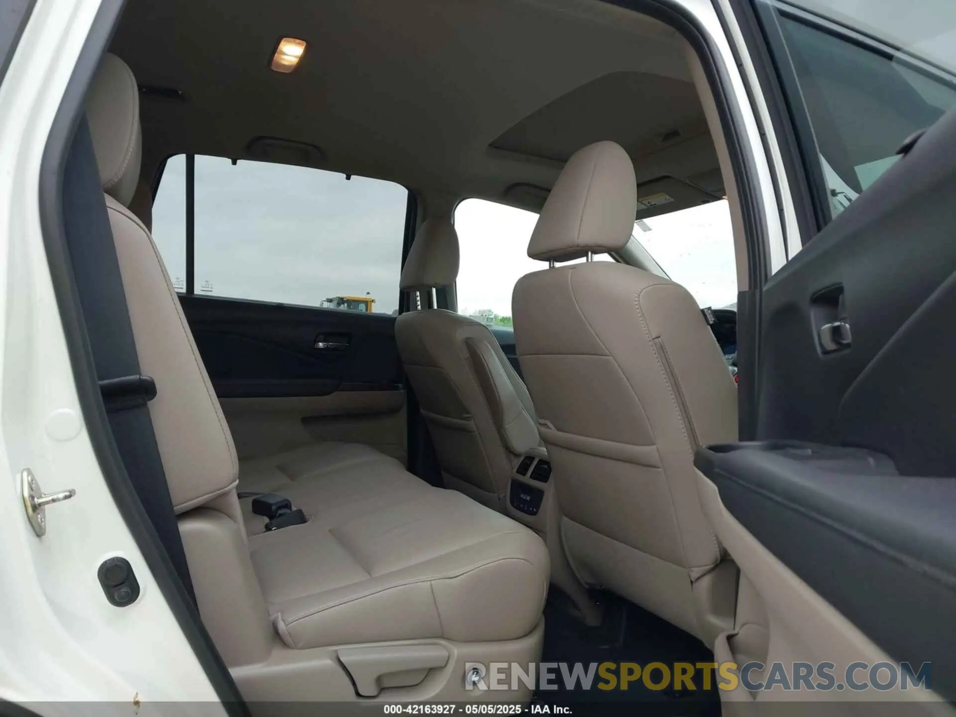 8 Photograph of a damaged car 5FNYF6H54KB054278 HONDA PILOT 2019