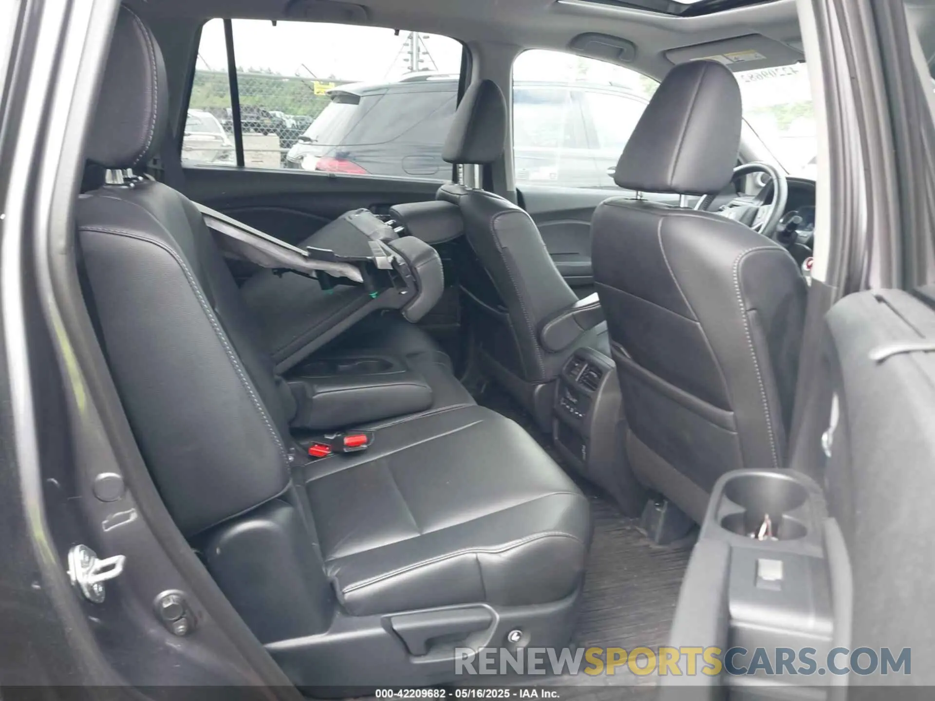 8 Photograph of a damaged car 5FNYF6H55KB010807 HONDA PILOT 2019
