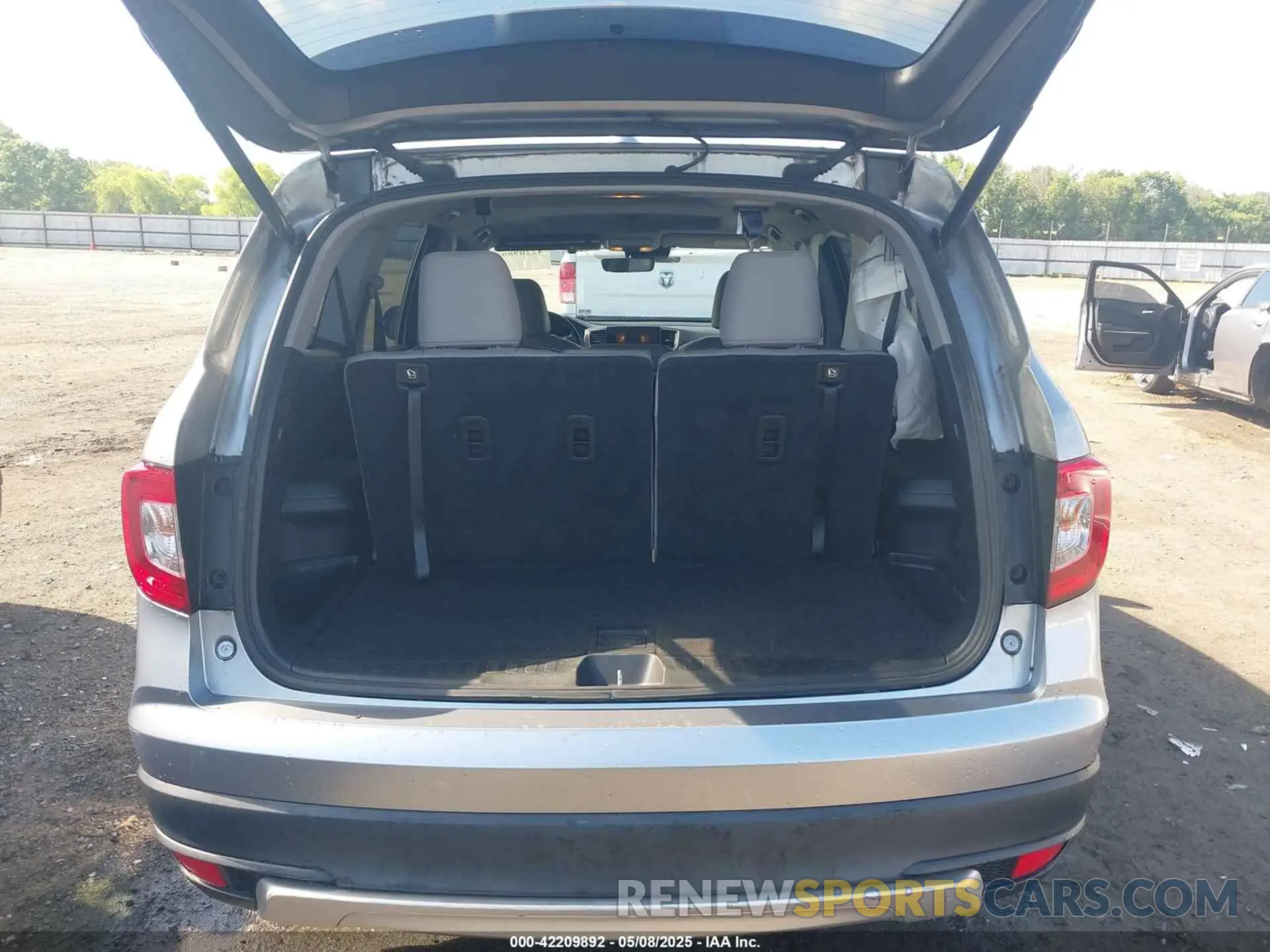 17 Photograph of a damaged car 5FNYF6H55KB050627 HONDA PILOT 2019
