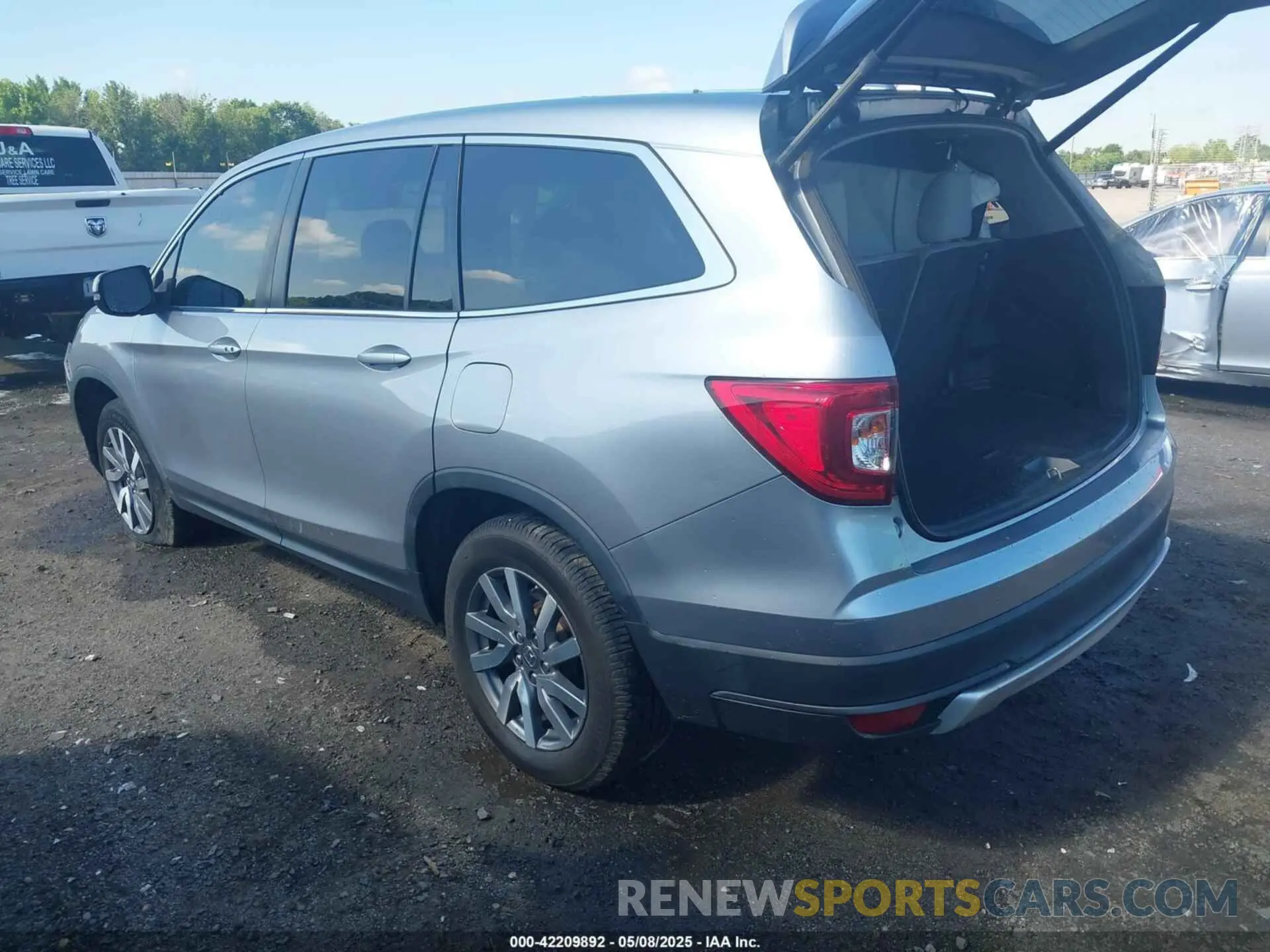 3 Photograph of a damaged car 5FNYF6H55KB050627 HONDA PILOT 2019