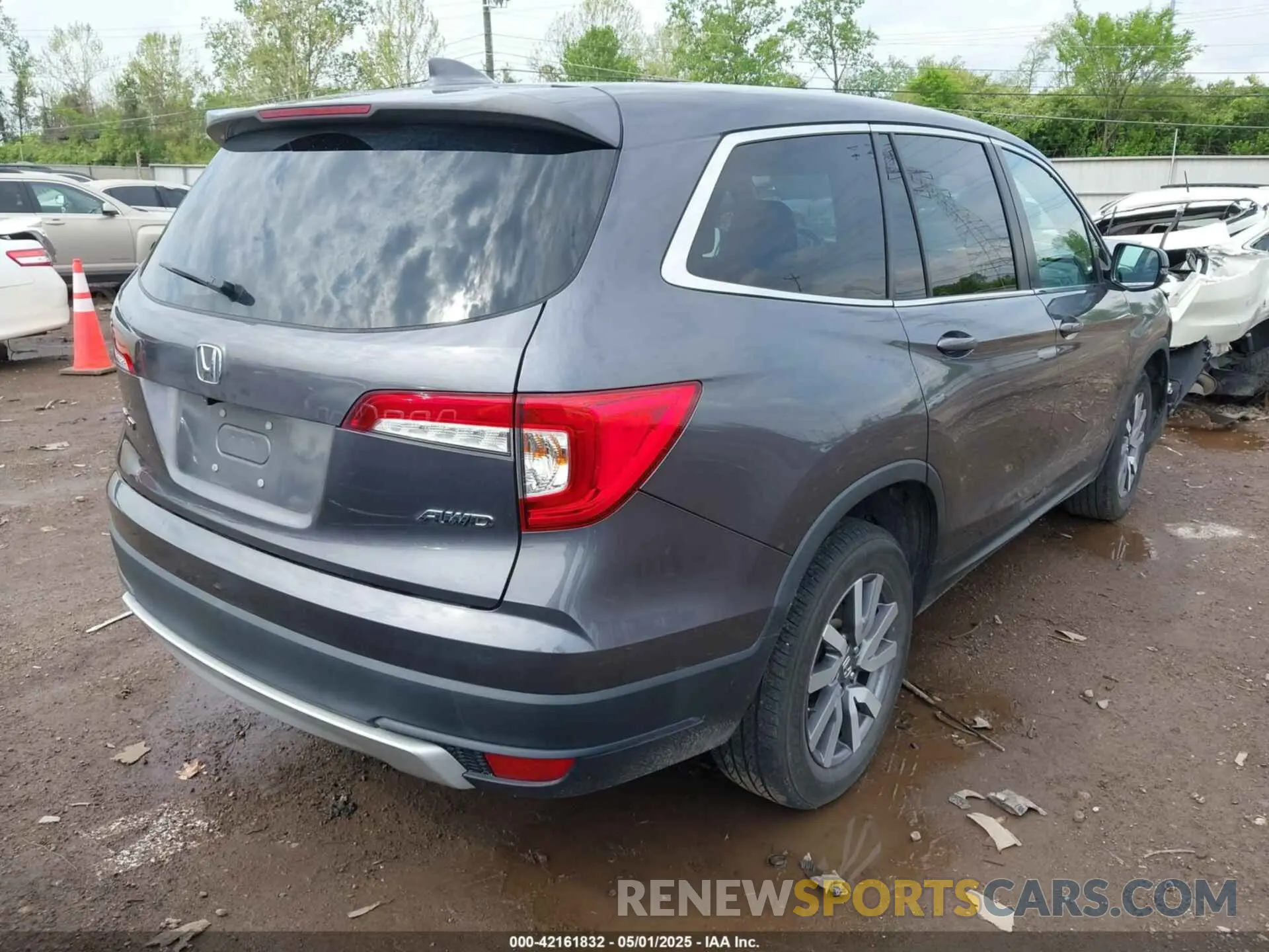 4 Photograph of a damaged car 5FNYF6H57KB053786 HONDA PILOT 2019