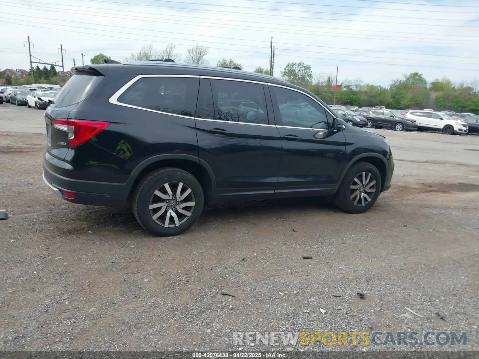 4 Photograph of a damaged car 5FNYF6H5XKB011208 HONDA PILOT 2019