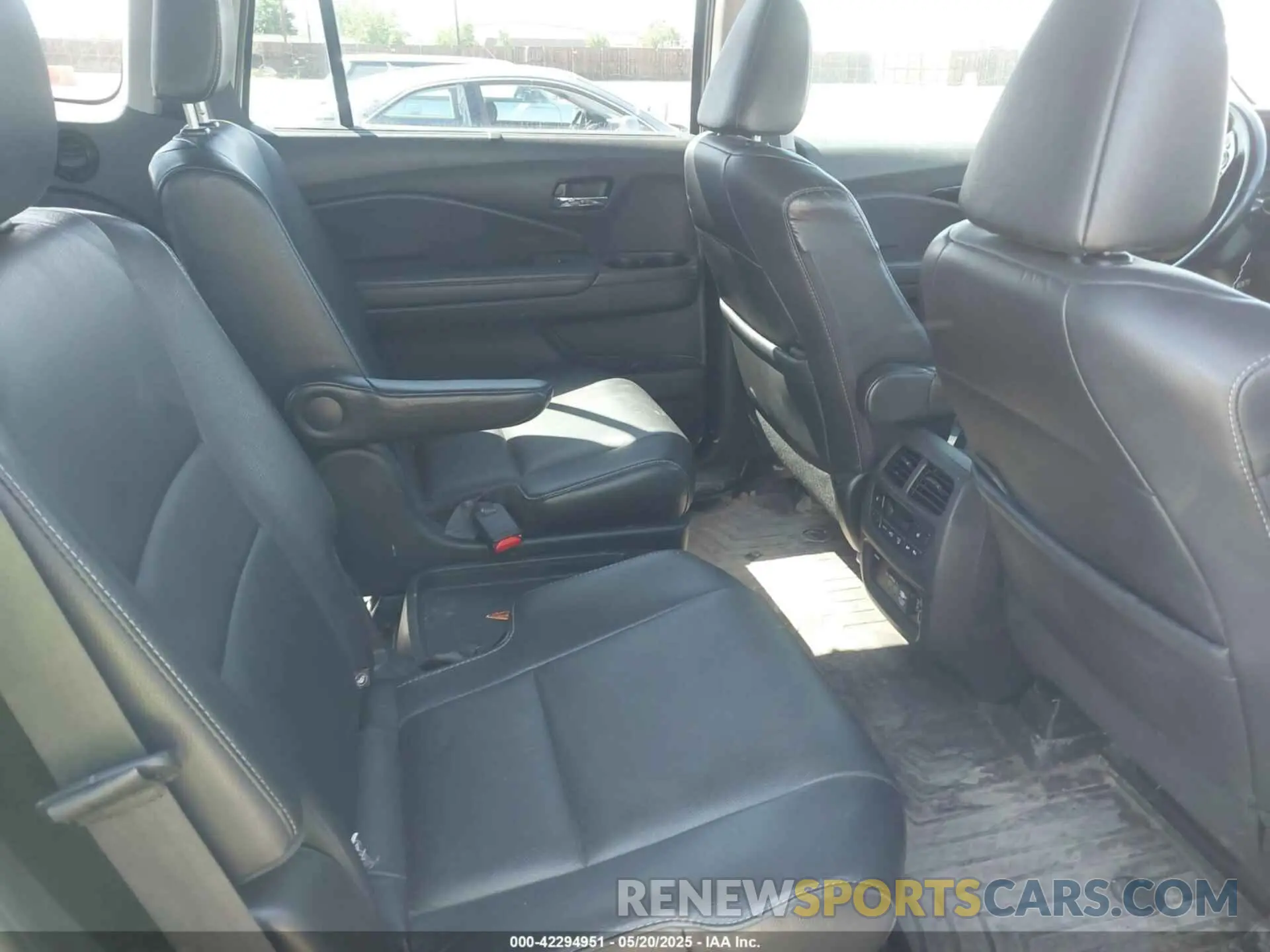 8 Photograph of a damaged car 5FNYF6H63KB046486 HONDA PILOT 2019